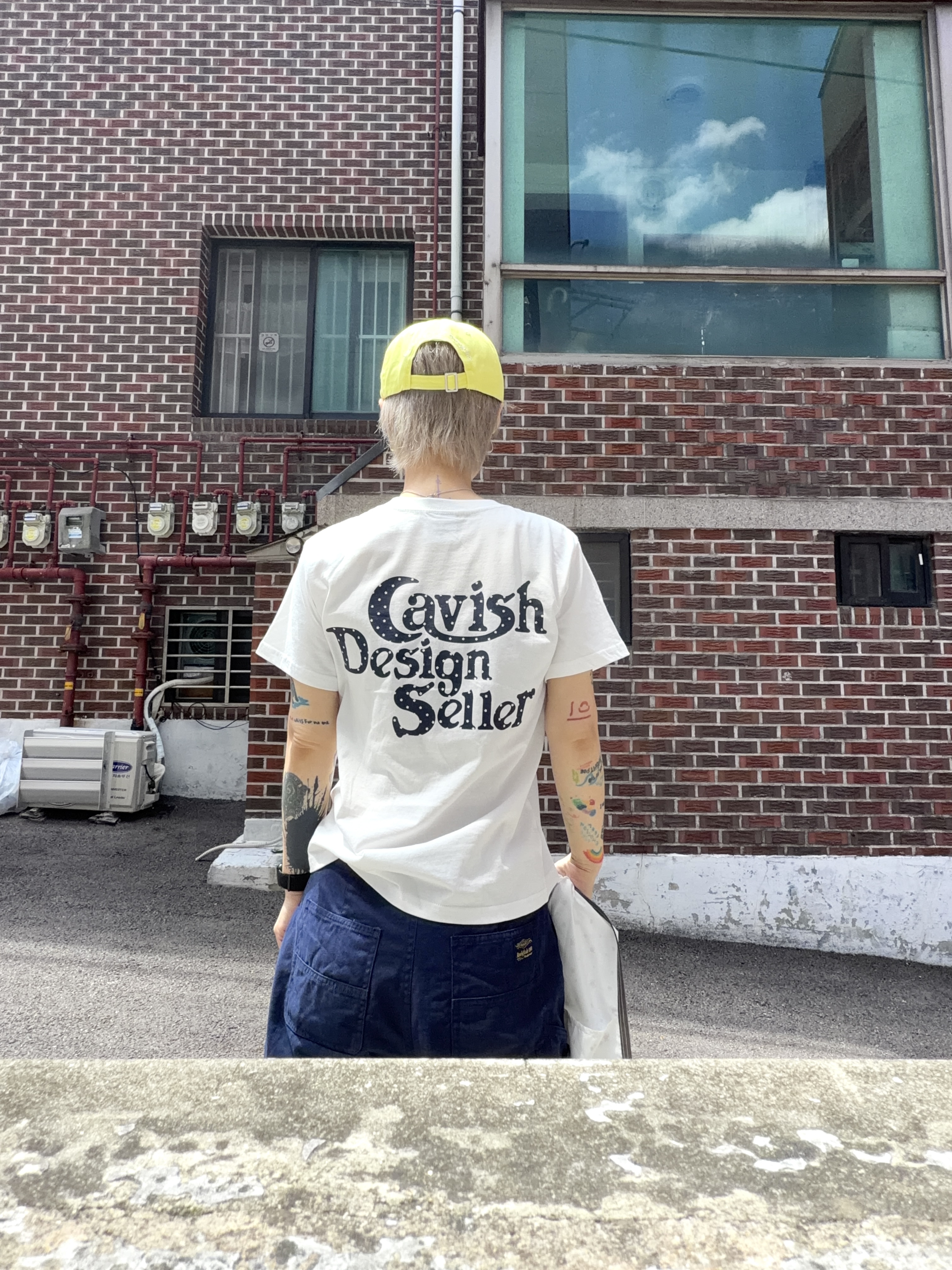 CAVISH W Star Seller Logo SS Tee White 착용 스타일 - 4