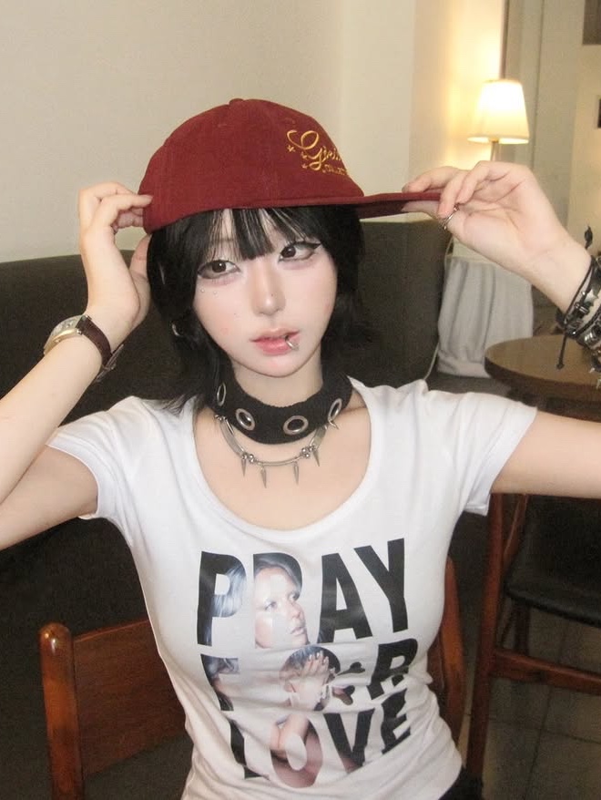 venhit Saintly Love U-Neck Slim Fit Short Sleeve T-Shirt White, venhit Memories Flat Bill Cap Burgundy 착용 스타일 - 3