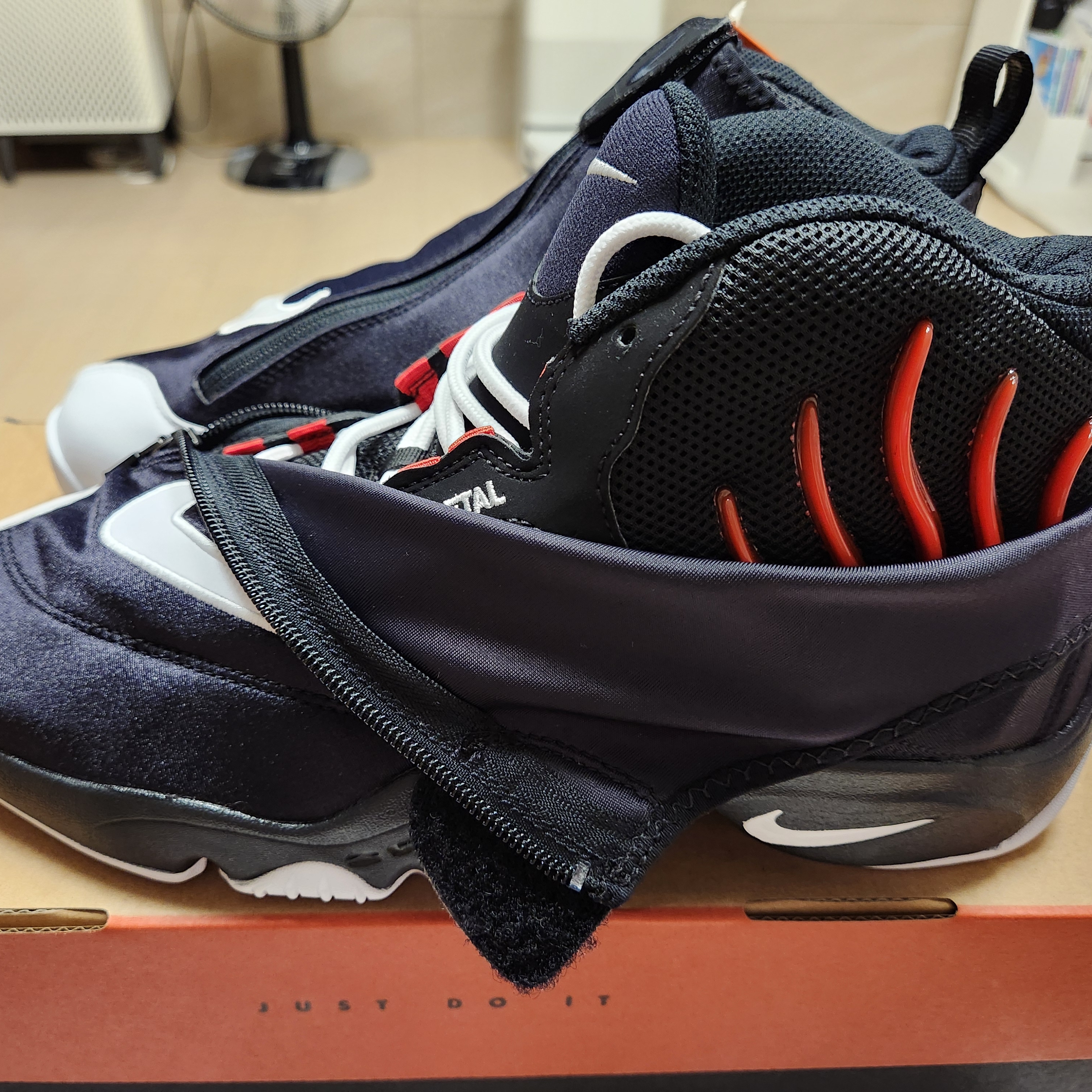 Nike Air Zoom Flight 98 The Glove Black White 착용 스타일 - 3