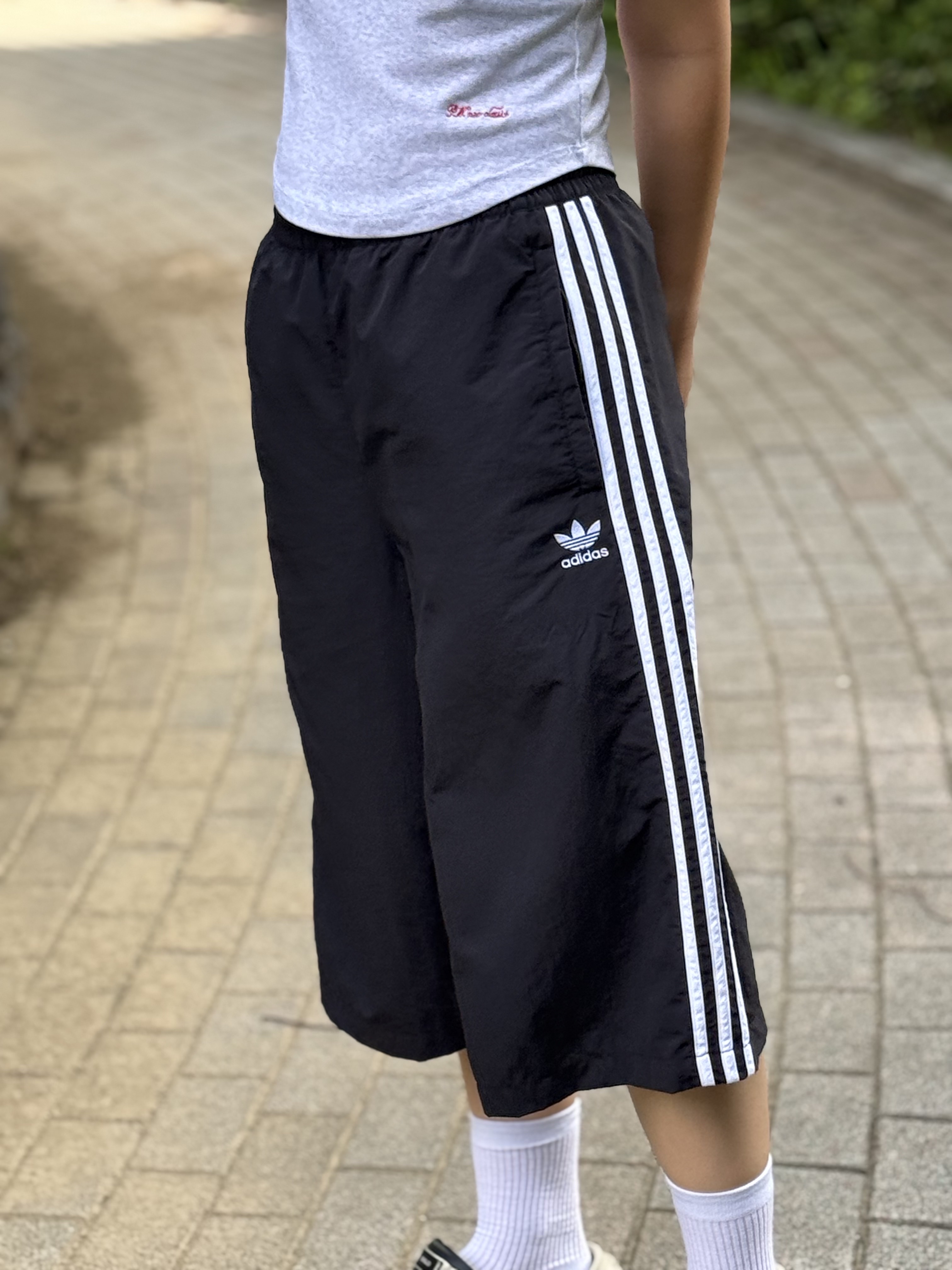 Adidas Originals Capri Shorts Black White - KR Sizing 착용 스타일 - 3