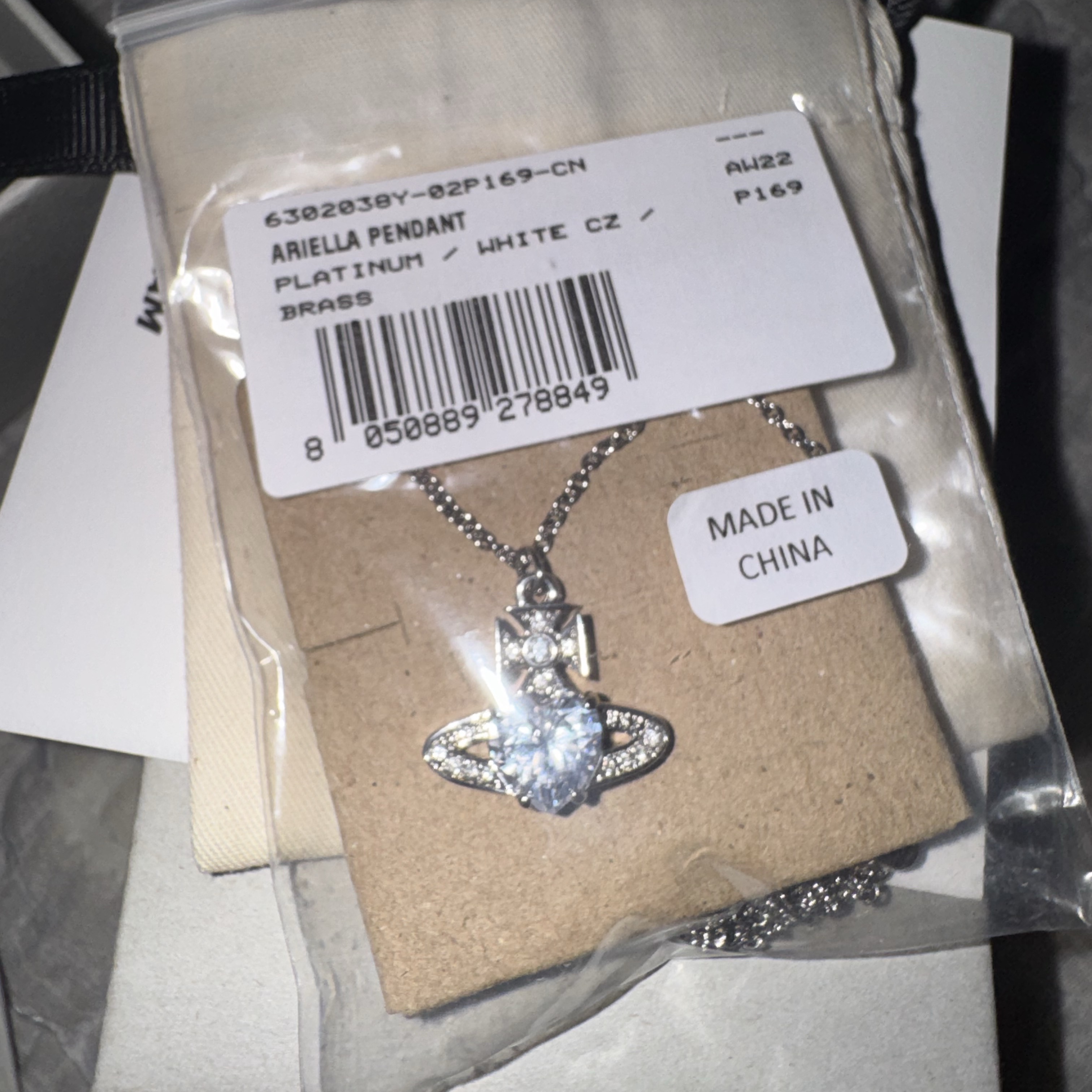 Vivienne Westwood Ariella Pendant Platinum 착용 스타일