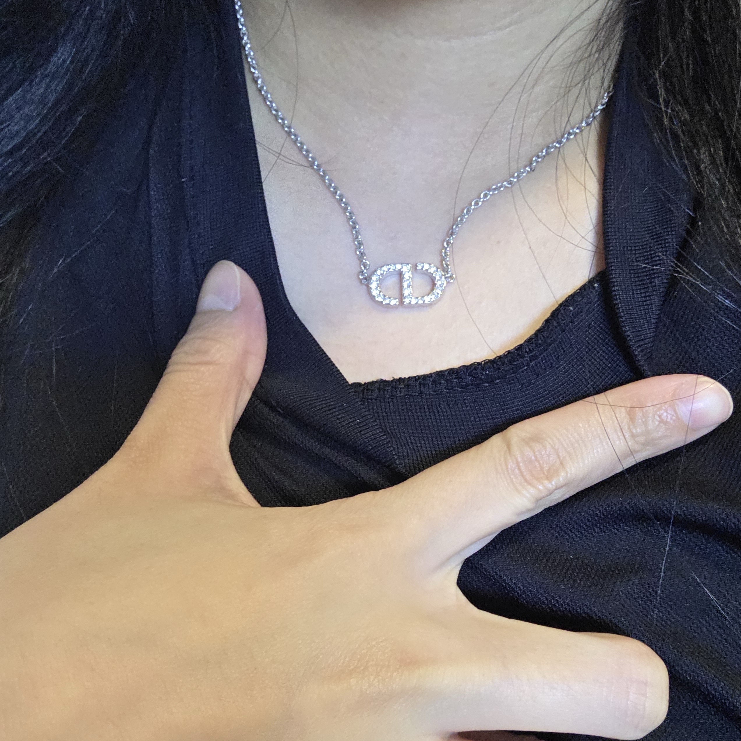 (W) Dior Petit CD Necklace Silver Finish Metal White Crystals 착용 스타일