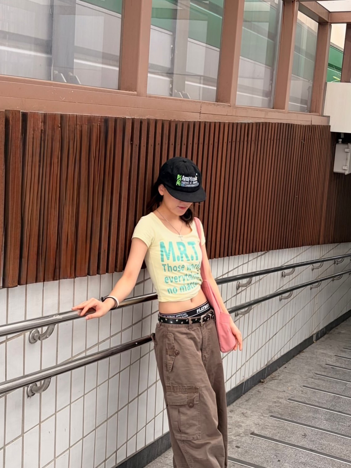 venhit AM plitude Flat Bill Cap Black, venhit MRT Vivid U-Neck Slim Fit Short Sleeve T-Shirt Yellow 착용 스타일 - 5