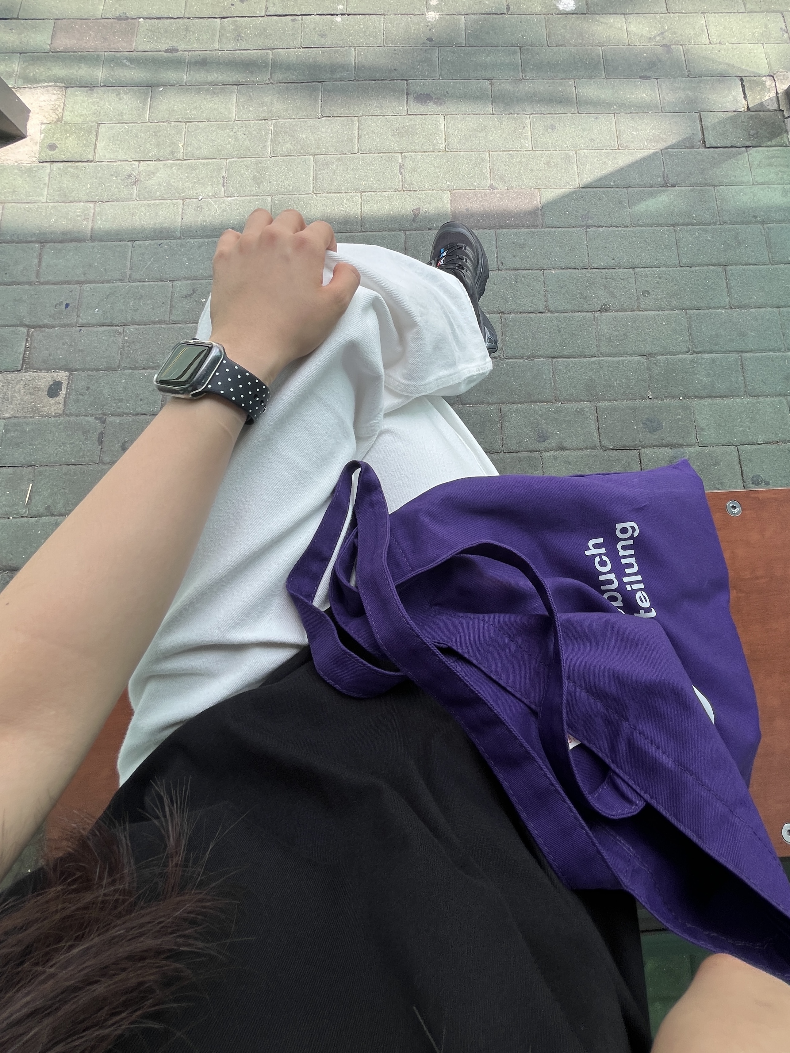 Berlin Photobook Distribution 002 Bag Purple, (W) Uniqlo Baggy Curve Jeans White - JP 착용 스타일 - 3