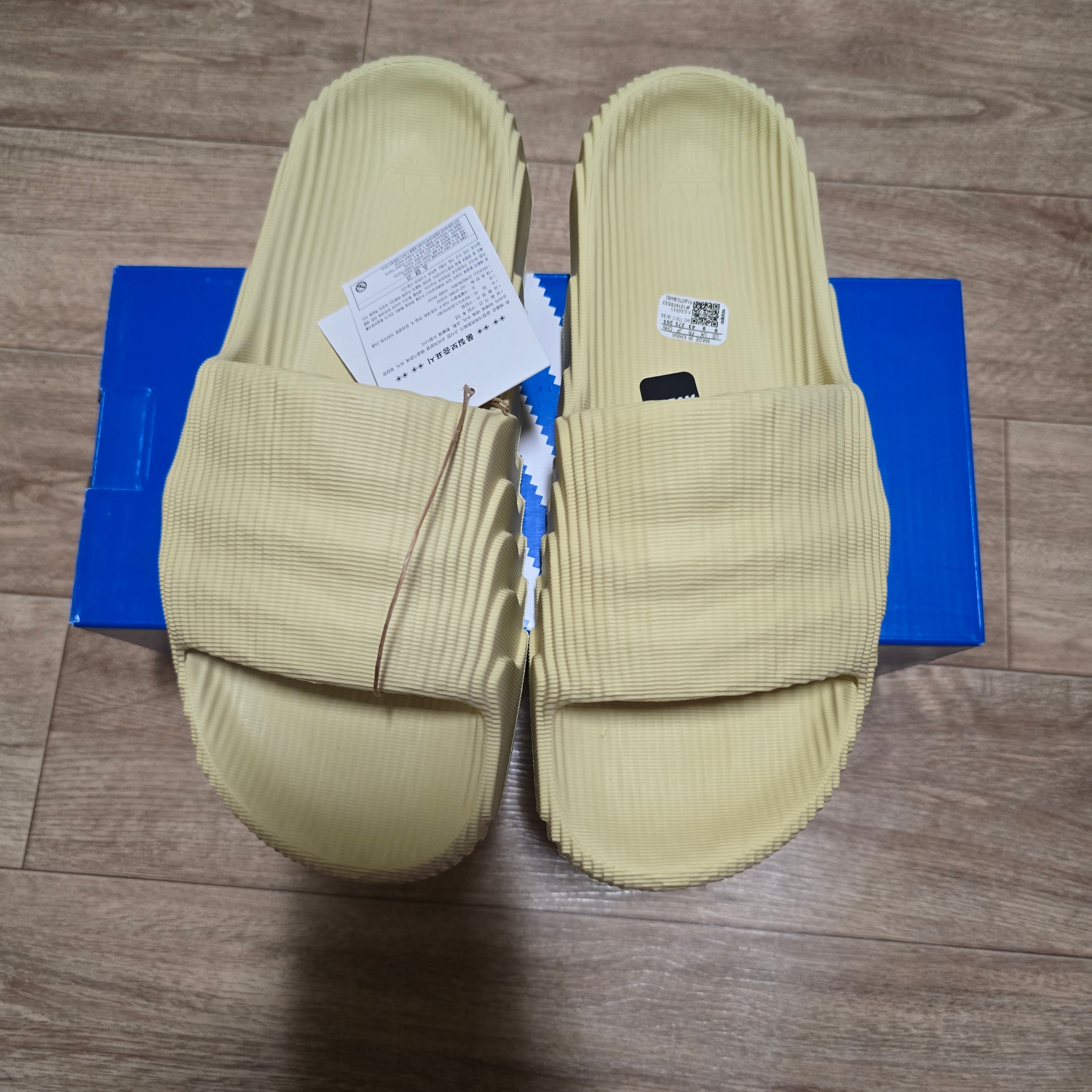 Adidas Adilette 22 Desert Sand 착용 스타일
