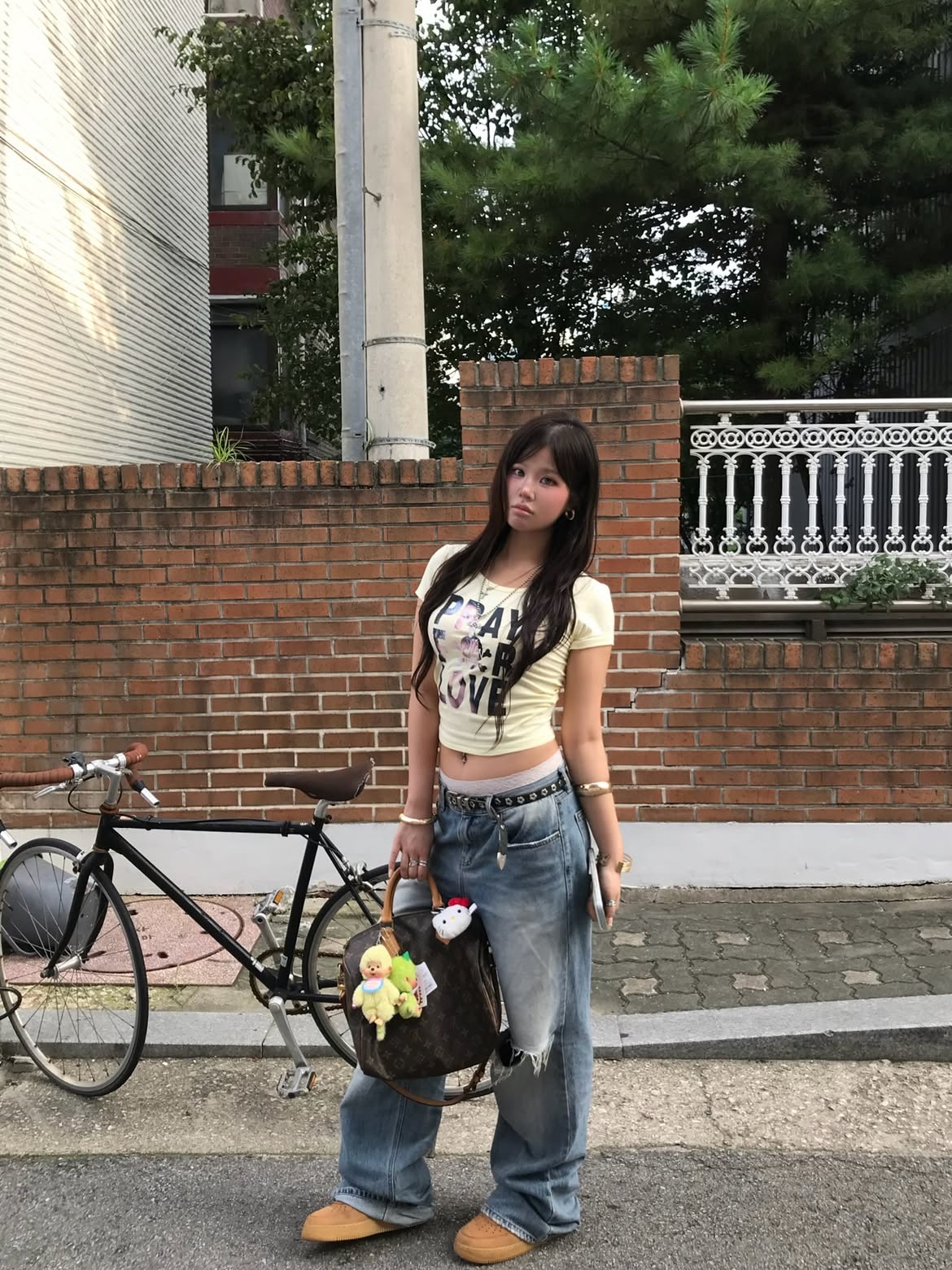 venhit Saintly Love U-Neck Slim Fit Short Sleeve T-Shirt Yellow 착용 스타일 - 4