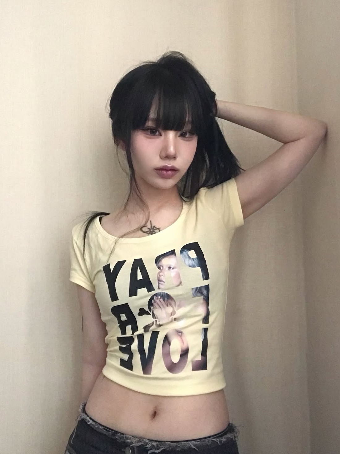 venhit Saintly Love U-Neck Slim Fit Short Sleeve T-Shirt Yellow 착용 스타일 - 1