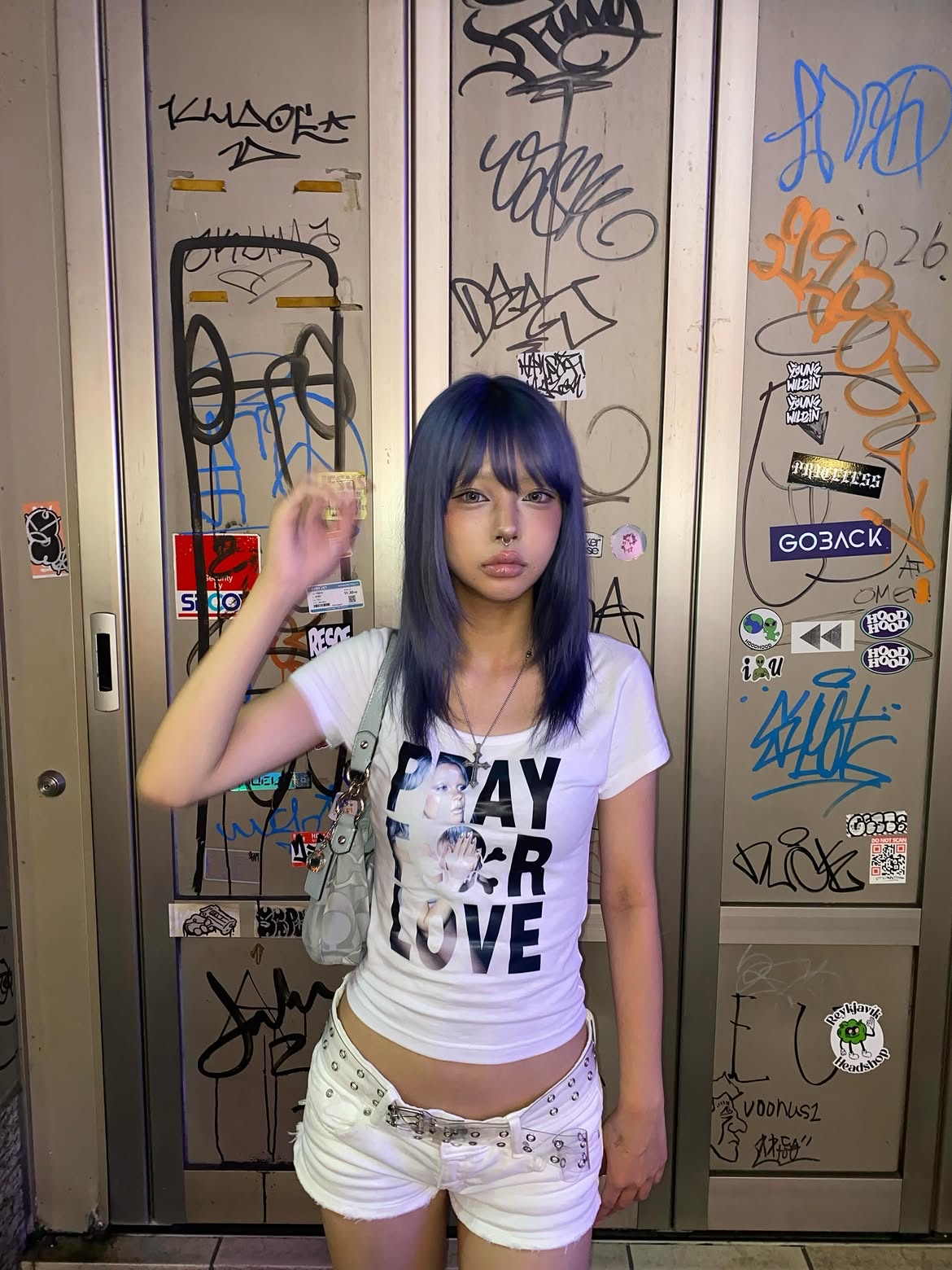 venhit Saintly Love U-Neck Slim Fit Short Sleeve T-Shirt White 착용 스타일 - 4