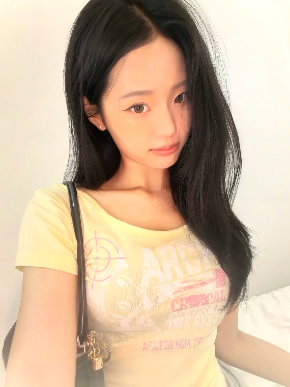 venhit Critical Error U-Neck Slim Fit T-Shirt Yellow 착용 스타일 - 2