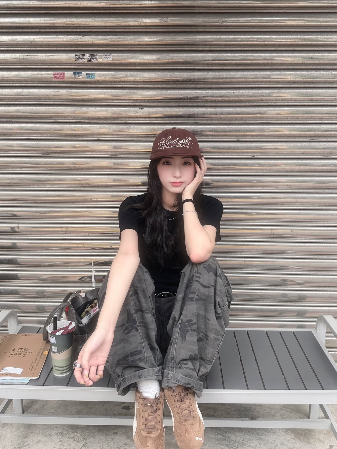 venhit Memories Flat Bill Cap Brown, venhit MRT Applique Washed Slim Fit Short Sleeve T-Shirt Black 착용 스타일 - 4