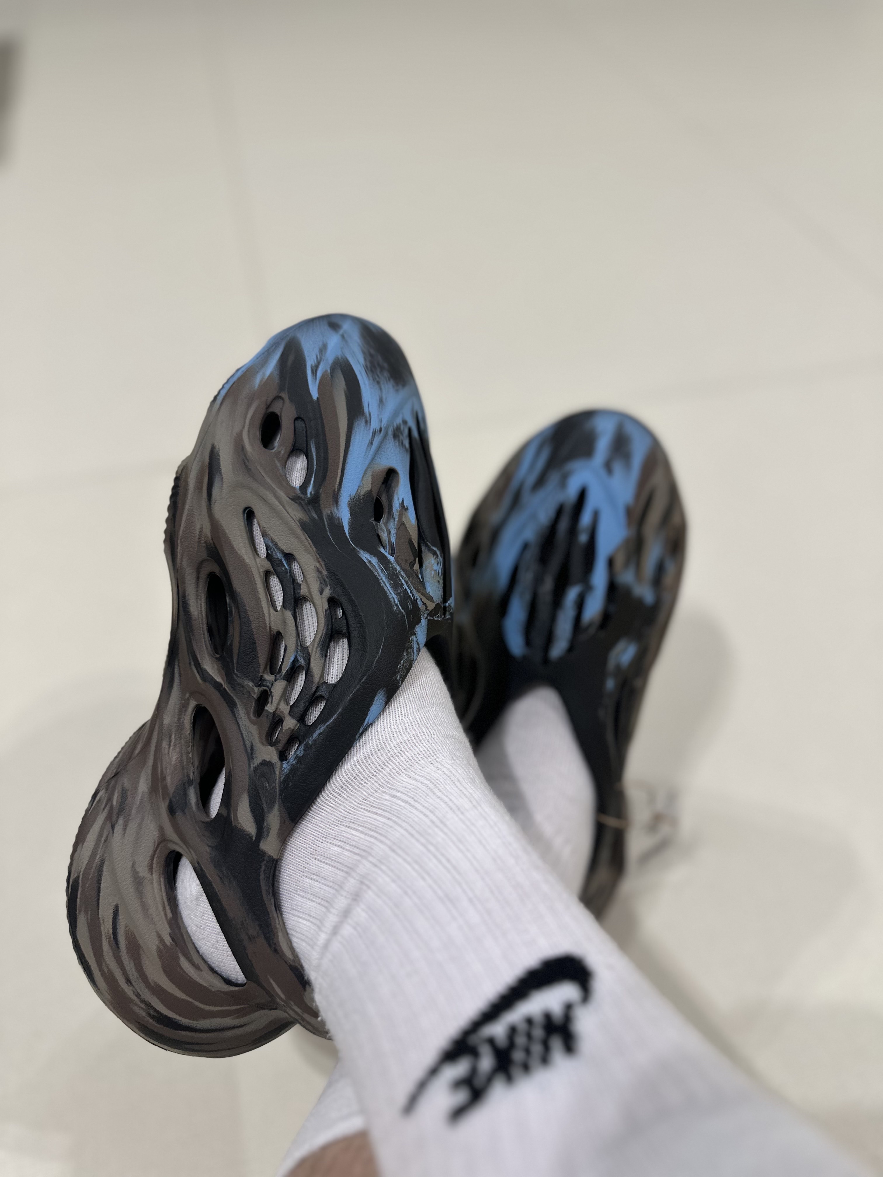 Adidas Yeezy Foam RNNR MX Cinder 착용 스타일 - 4