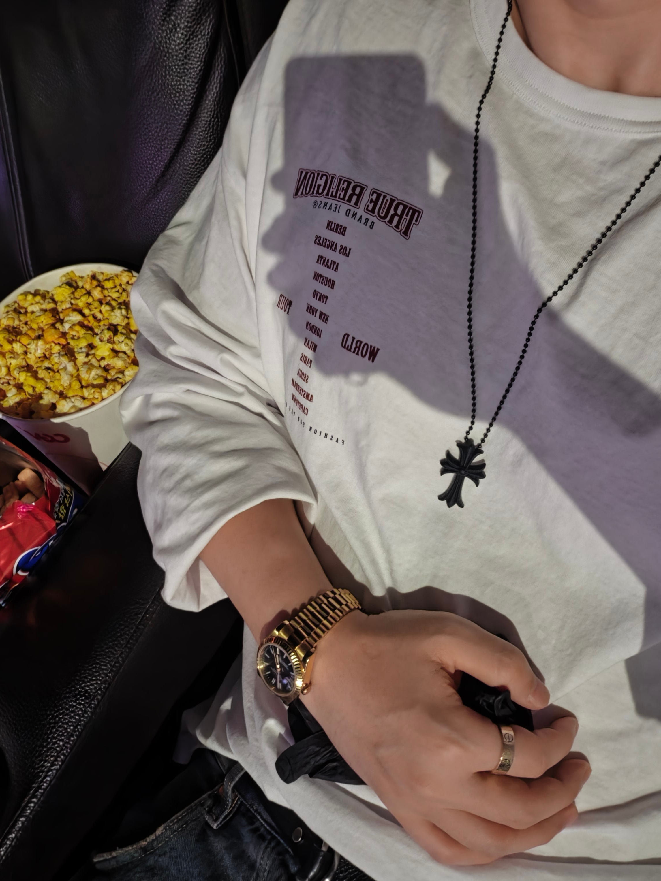 Chrome Hearts Silichrome CH Cross Pendant Black 2022/2023/2025, Cartier Love Ring Classic Yellow Gold 착용 스타일 - 1