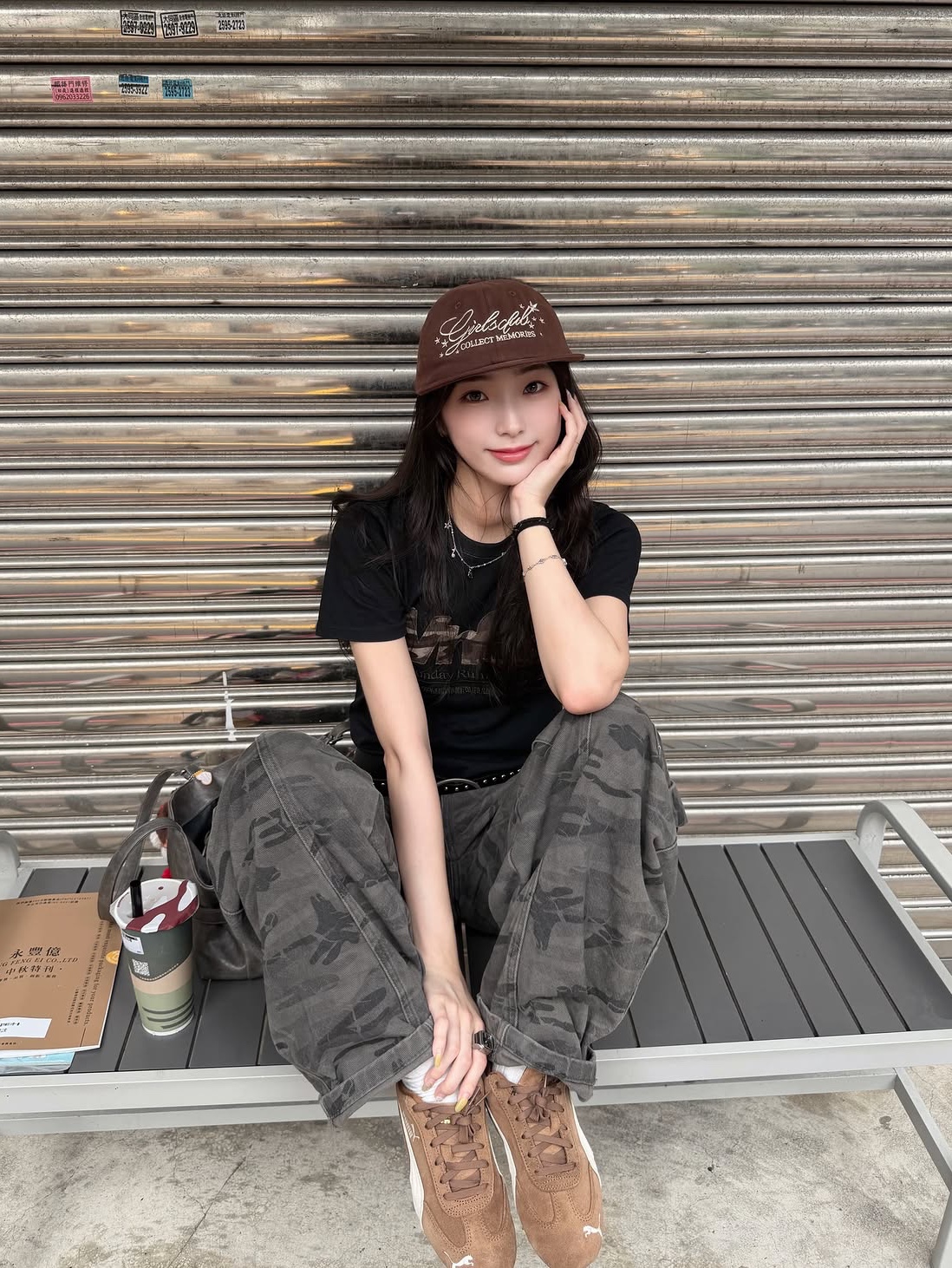 venhit Memories Flat Bill Cap Brown, venhit MRT Applique Washed Slim Fit Short Sleeve T-Shirt Black 착용 스타일 - 1