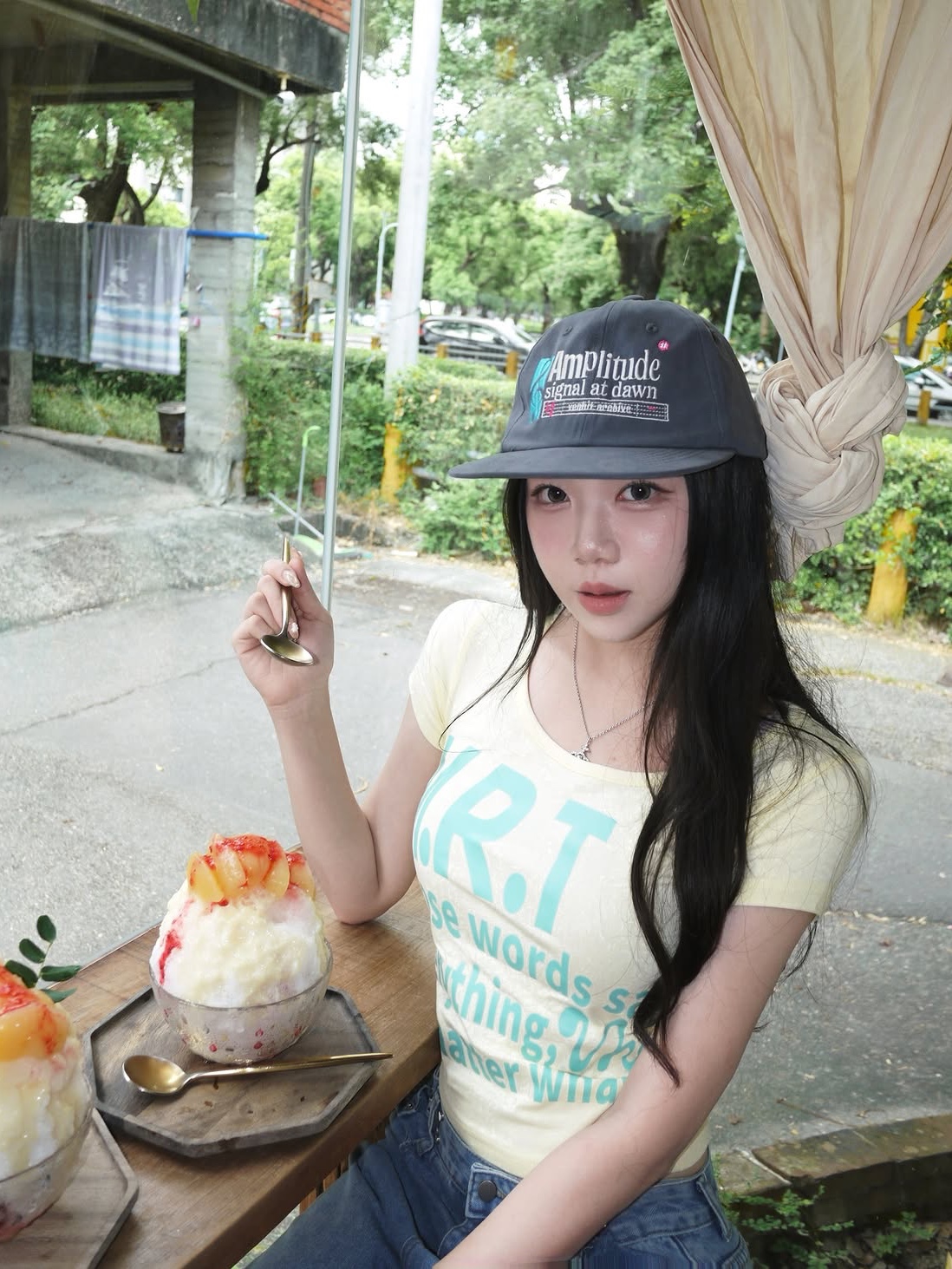 venhit MRT Vivid U-Neck Slim Fit Short Sleeve T-Shirt Yellow, venhit AM plitude Flat Bill Cap Charcoal 착용 스타일 - 2