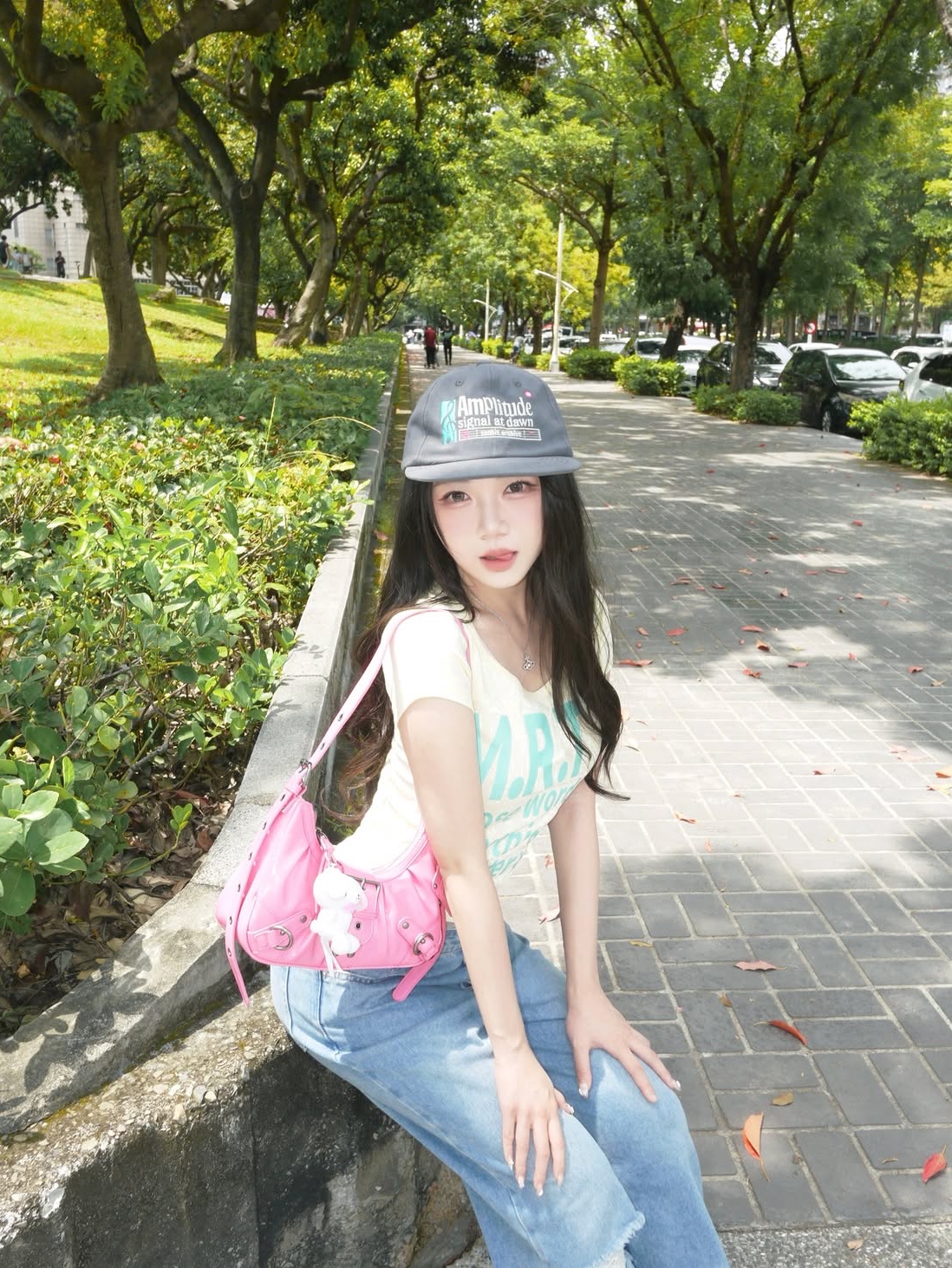 venhit MRT Vivid U-Neck Slim Fit Short Sleeve T-Shirt Yellow, venhit AM plitude Flat Bill Cap Charcoal 착용 스타일 - 6