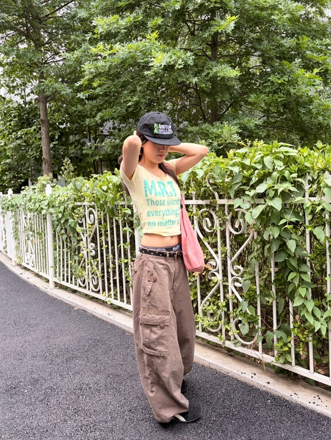 venhit AM plitude Flat Bill Cap Black, venhit MRT Vivid U-Neck Slim Fit Short Sleeve T-Shirt Yellow 착용 스타일 - 4