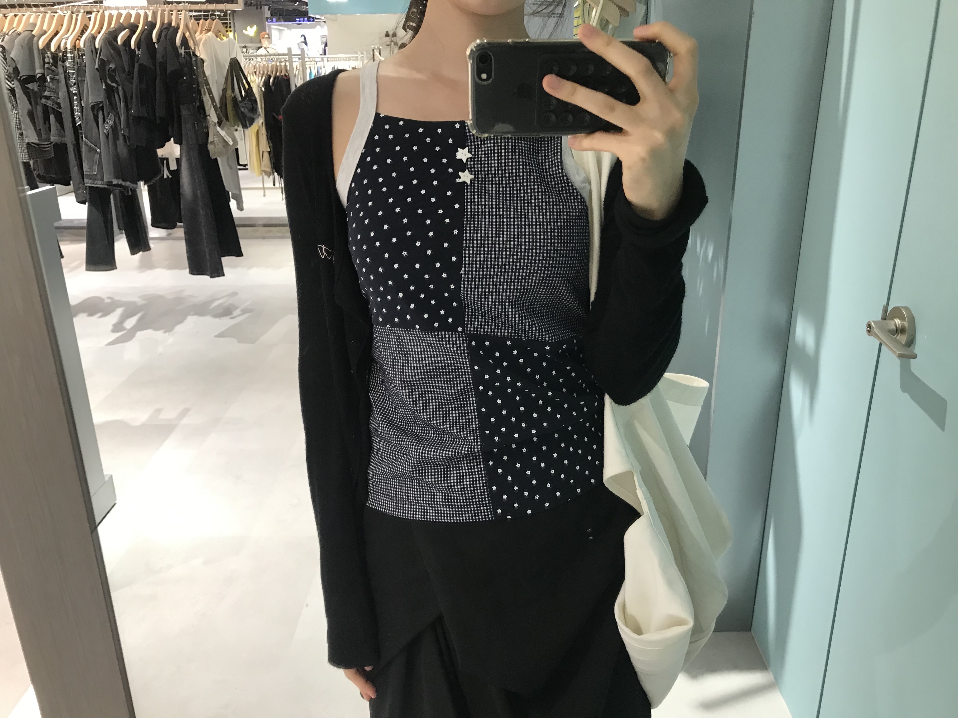 CAVISH Mix Patch Sleeveless Navy 착용 스타일 - 3