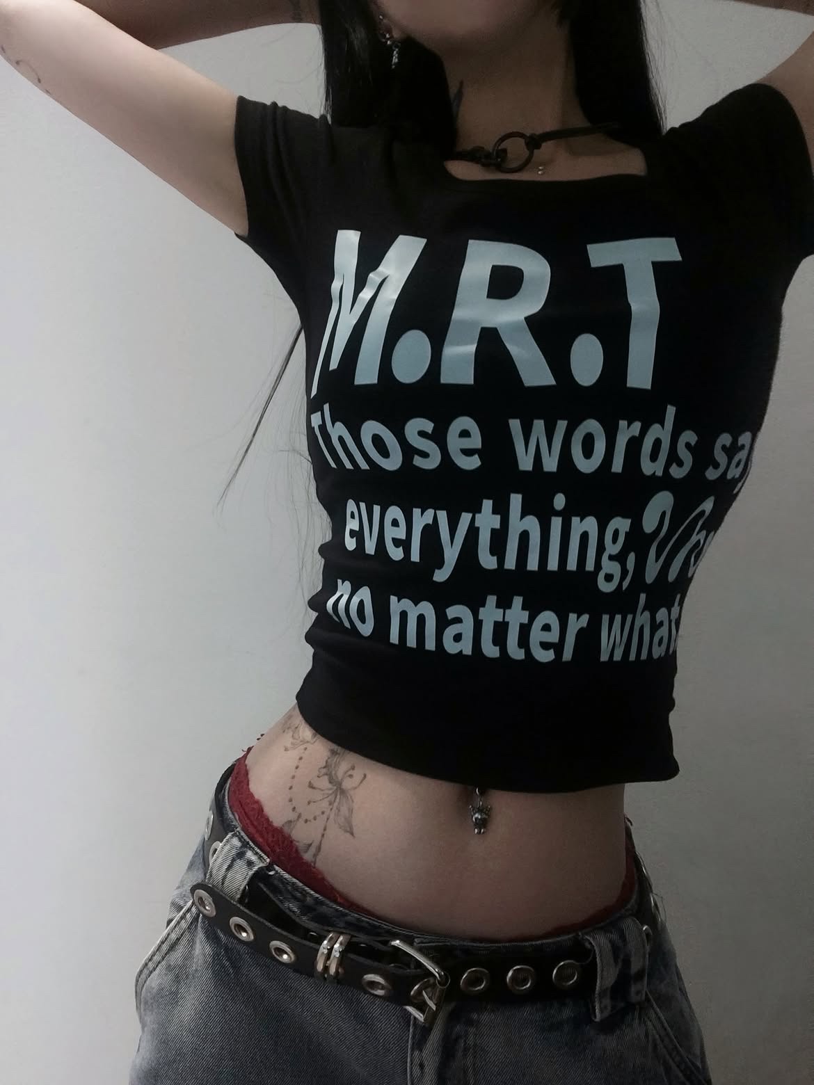venhit MRT Vivid U-Neck Slim Fit Short Sleeve T-Shirt Black 착용 스타일 - 2
