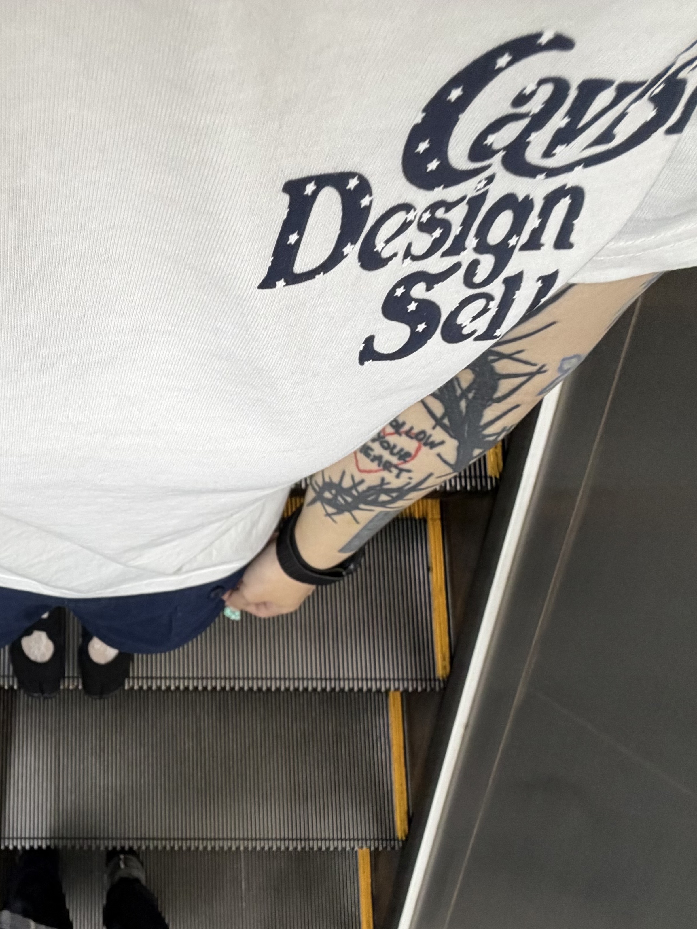 CAVISH W Star Seller Logo SS Tee White 착용 스타일 - 3