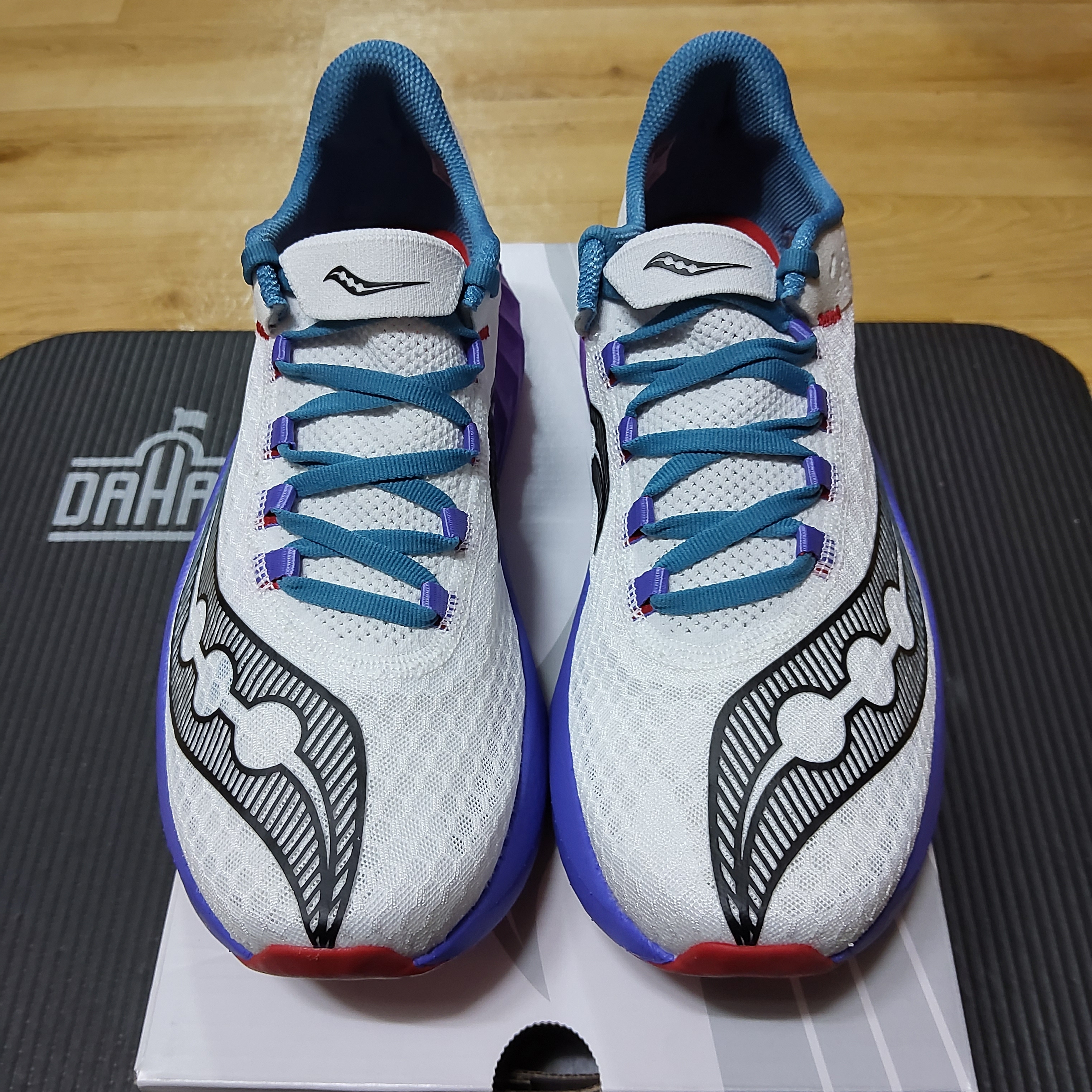 Saucony Endorphin Pro 4 White Shadow 착용 스타일 - 1