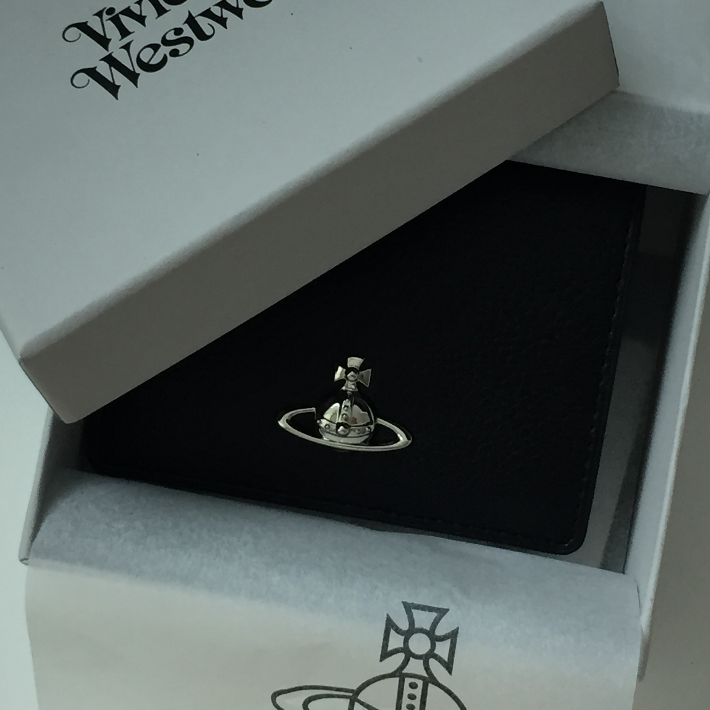 Vivienne Westwood 3D Orb Wallet Black 착용 스타일