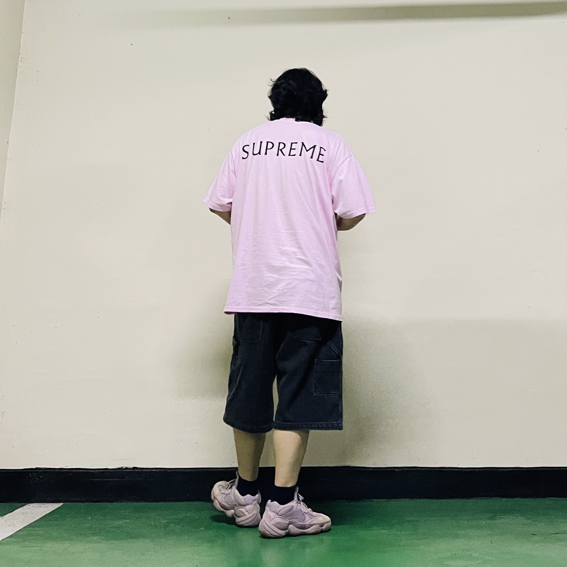 Supreme x Damien Hirst T-Shirt Light Pink - 25SS, Adidas Yeezy 500 Soft Vision 착용 스타일 - 4