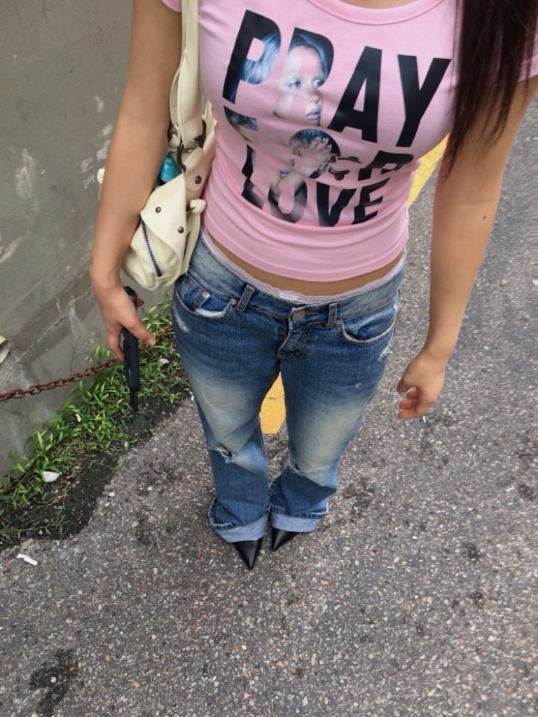 venhit Saintly Love U-Neck Slim Fit Short Sleeve T-Shirt Pink 착용 스타일 - 5