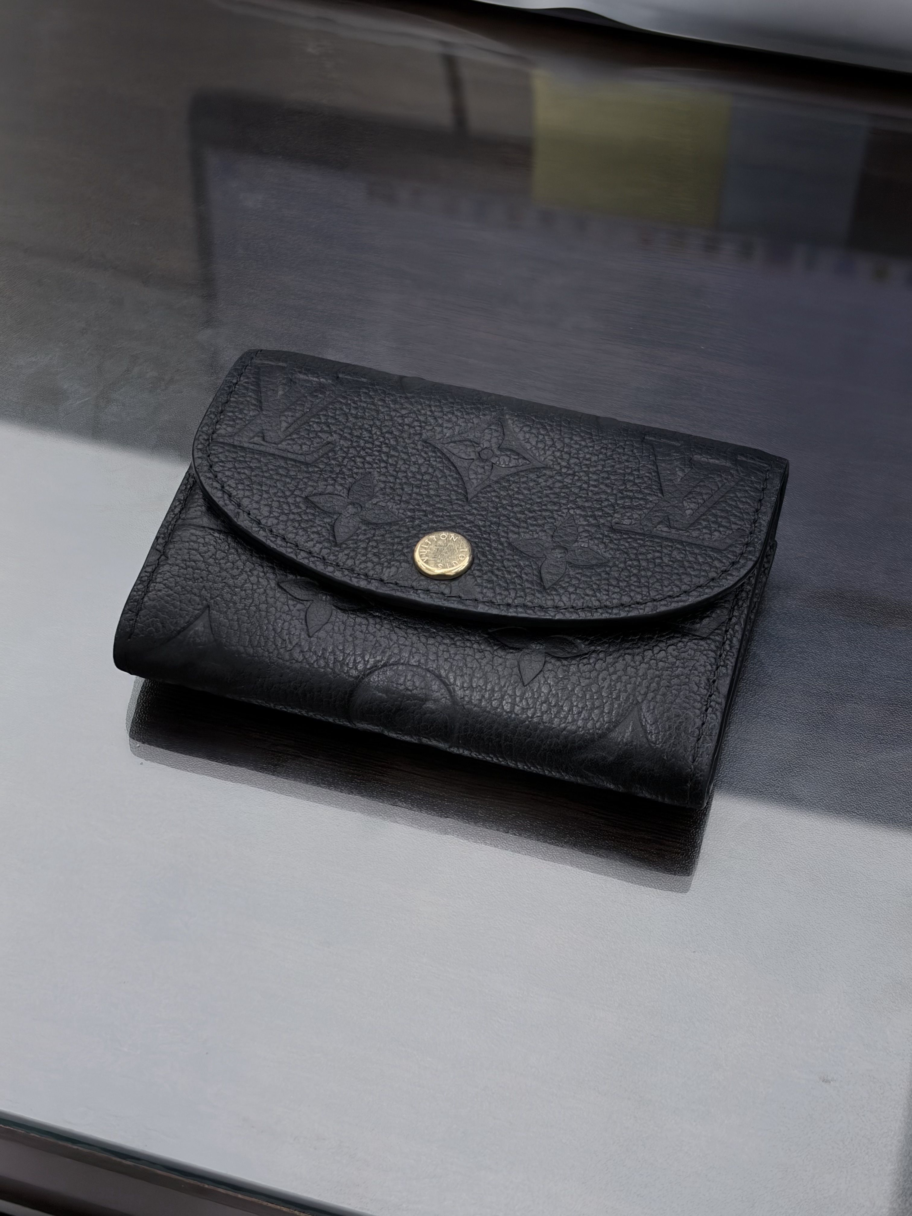 Louis Vuitton Rosalie Coin Purse Monogram Black 착용 스타일 - 2