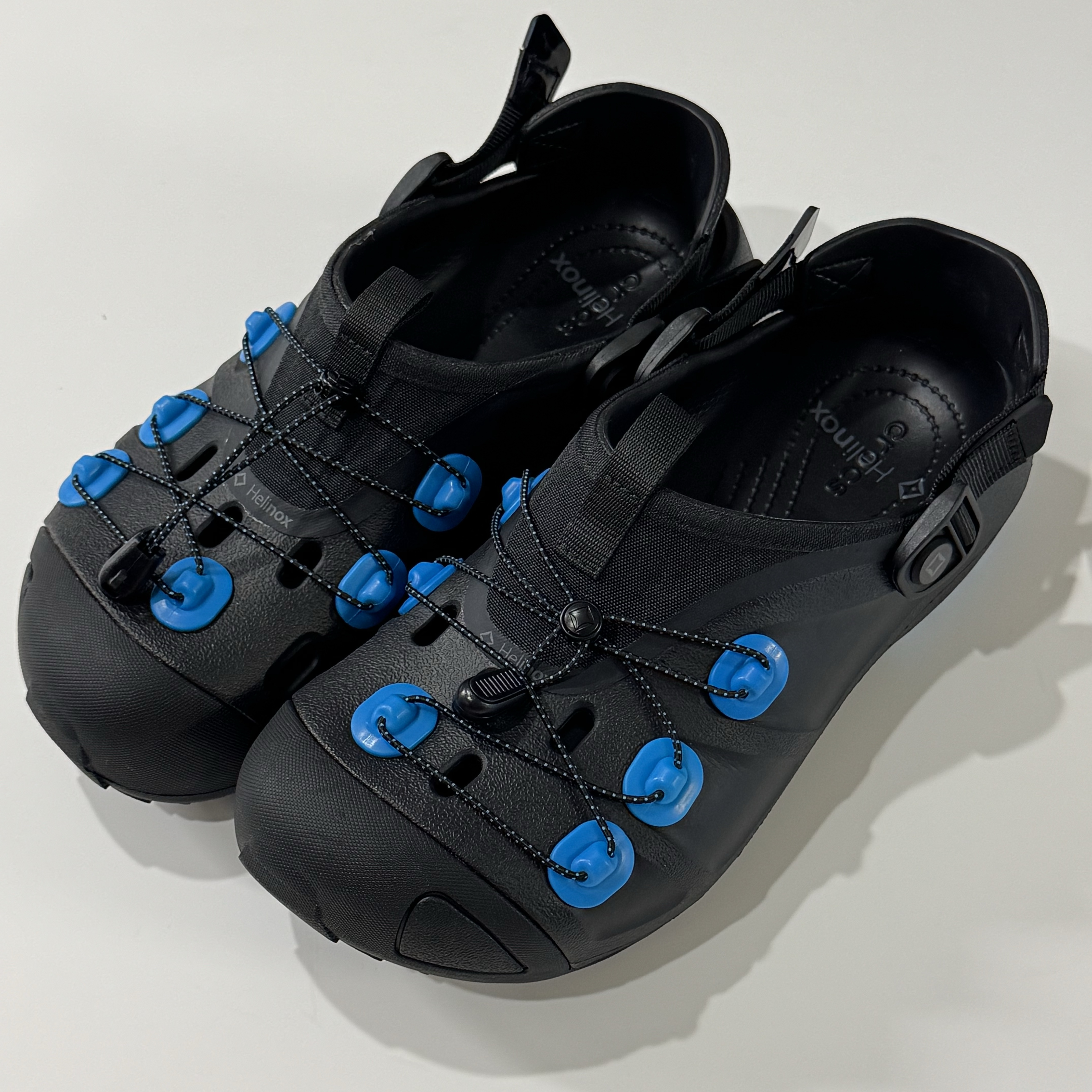 Crocs x Helinox Quick Trail Clog Black, Crocs x Helinox Quick Trail Clog Walnut 착용 스타일 - 3