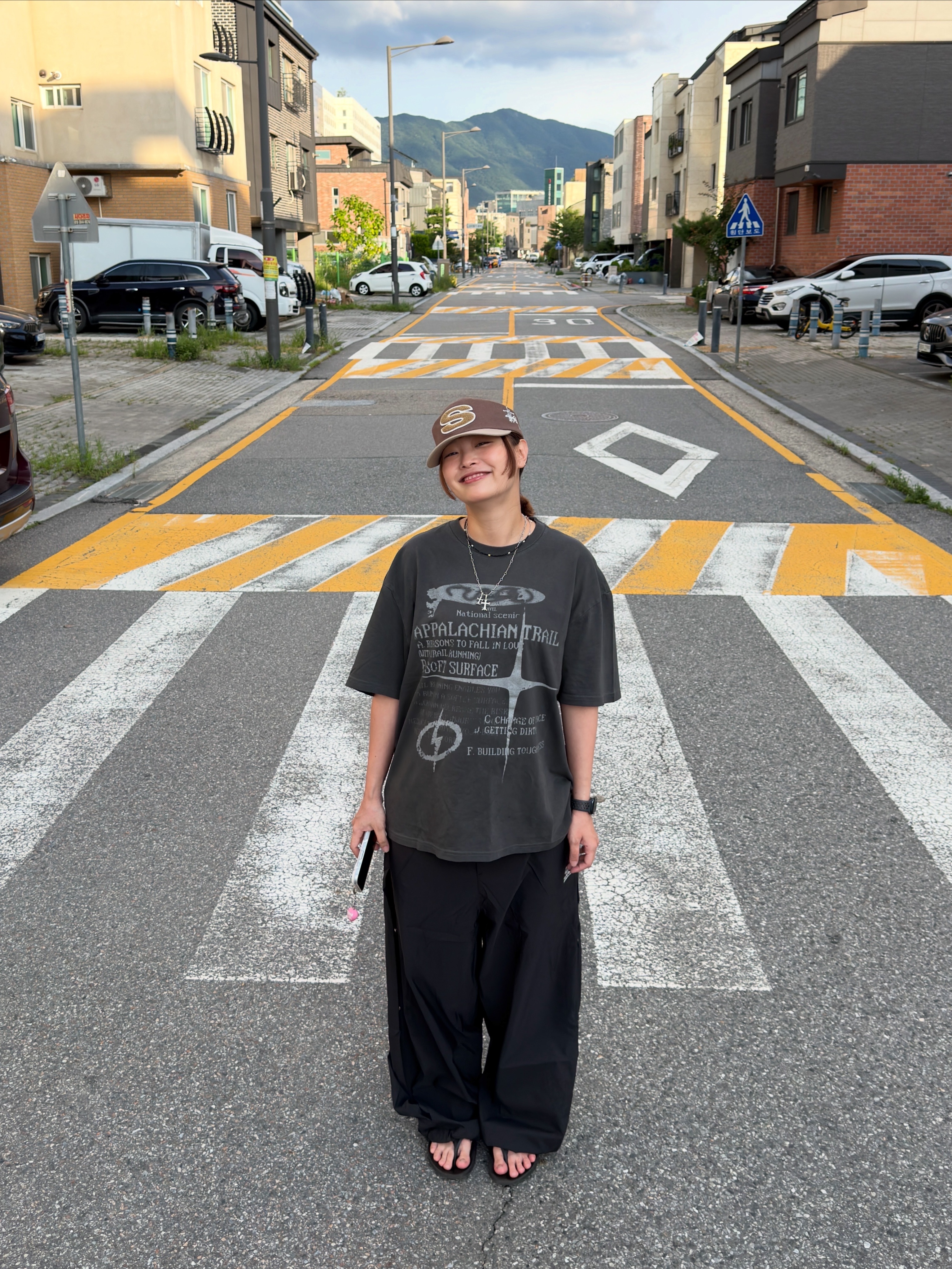 Oofos OOriginal Black, Stussy Chenille S Low Pro Cap Brown 착용 스타일 - 1