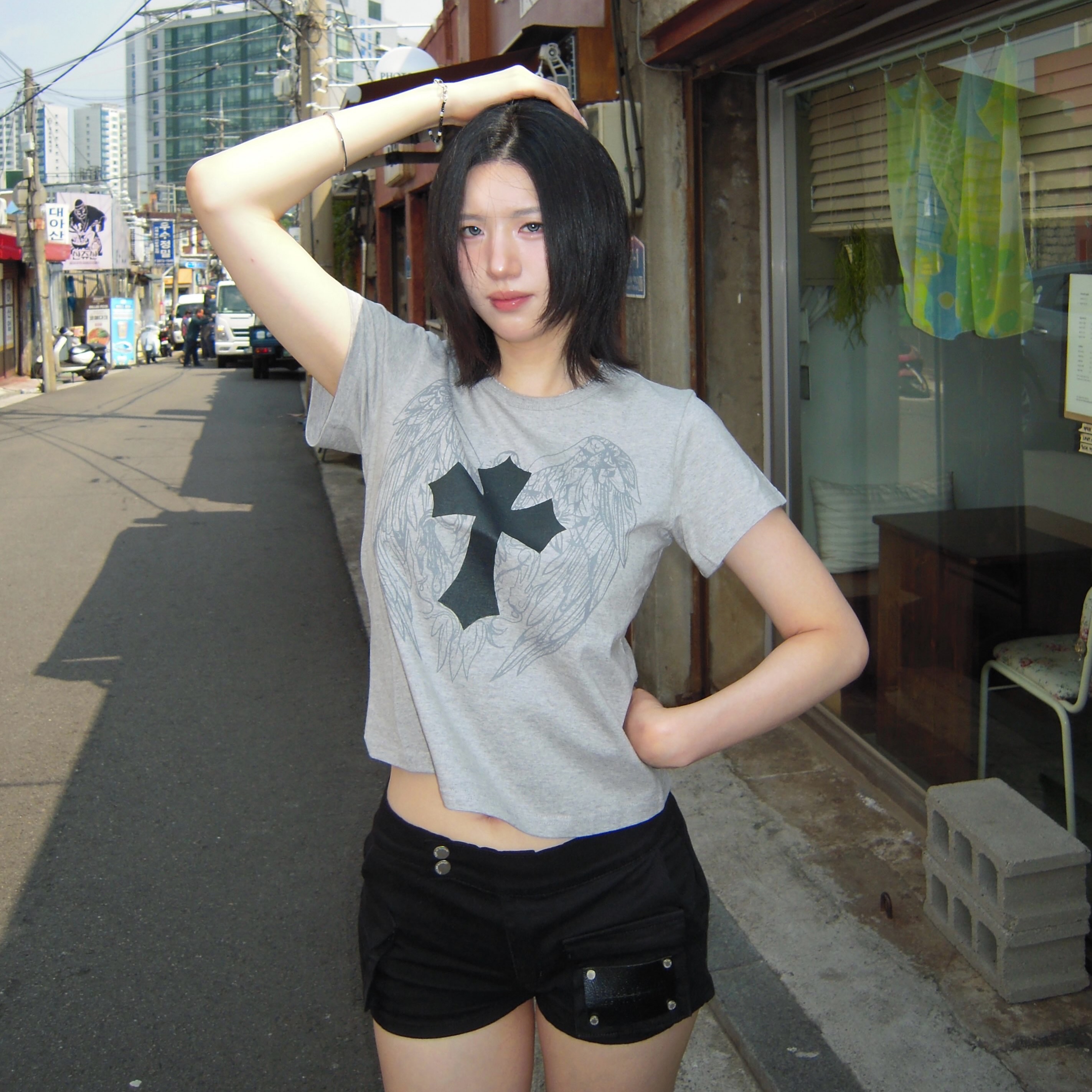 SLOW RECORD HOUSE Cross Wing T-Shirt Grey 착용 스타일