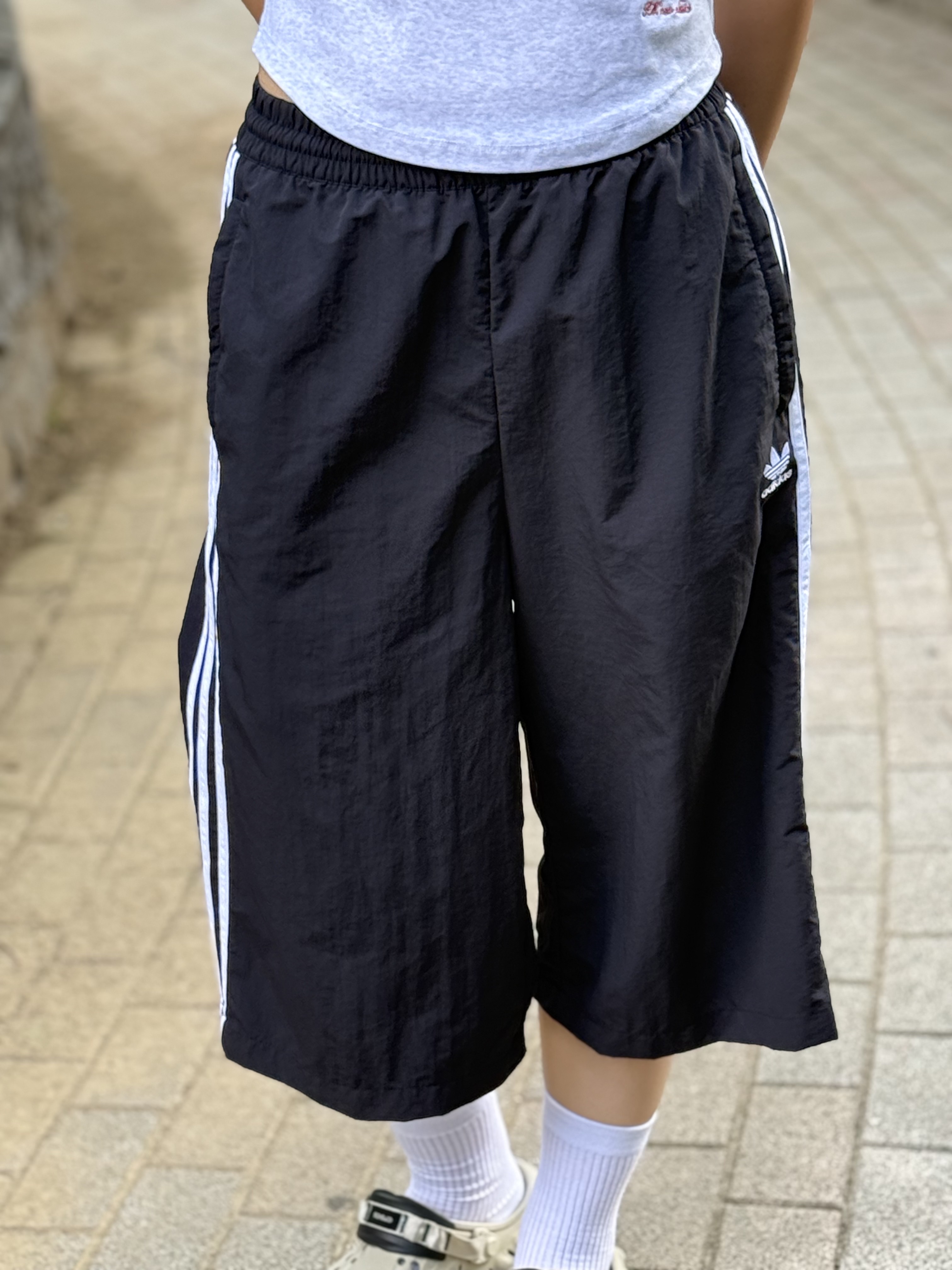 Adidas Originals Capri Shorts Black White - KR Sizing 착용 스타일 - 2
