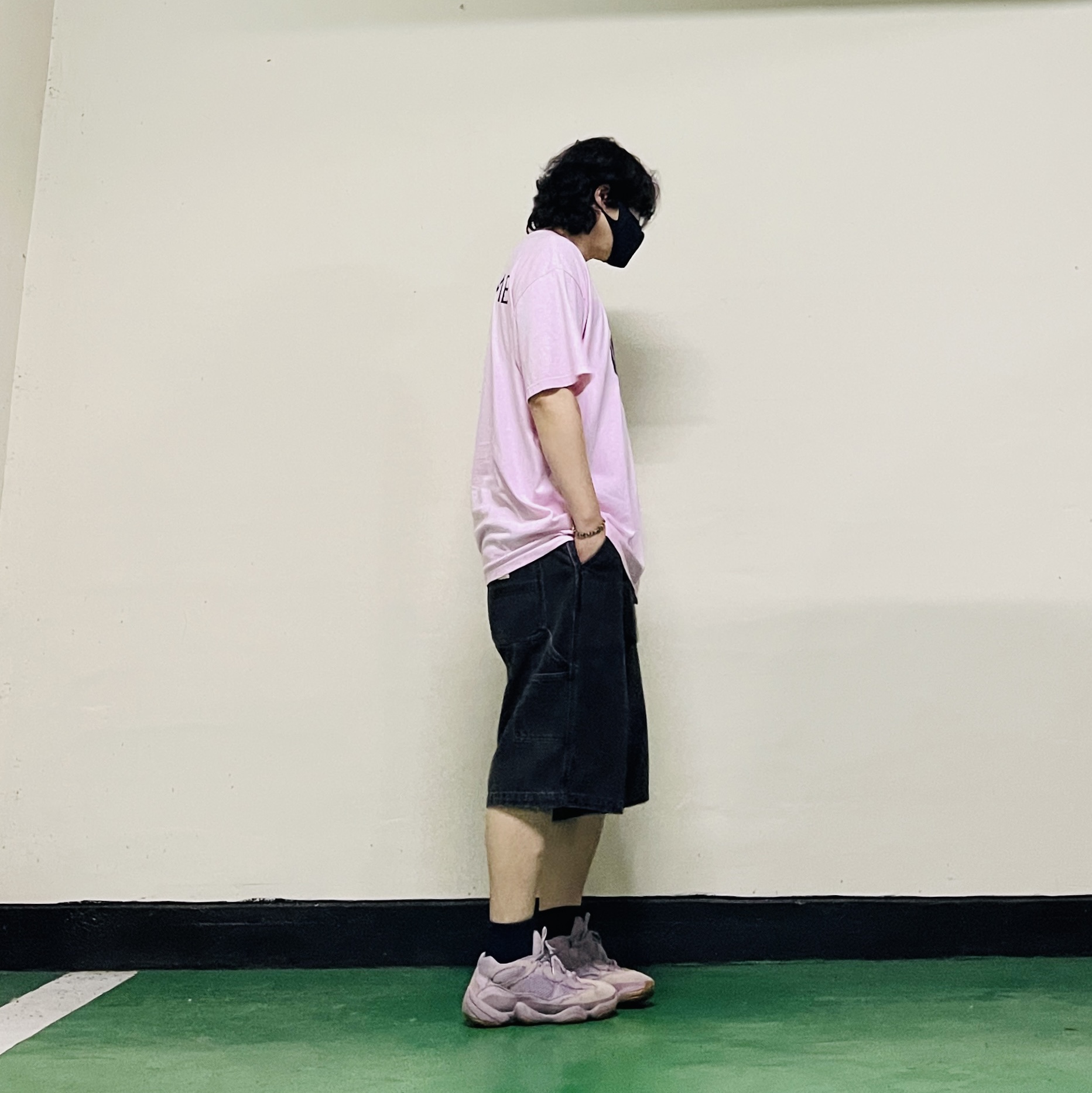 Supreme x Damien Hirst T-Shirt Light Pink - 25SS, Adidas Yeezy 500 Soft Vision 착용 스타일 - 5