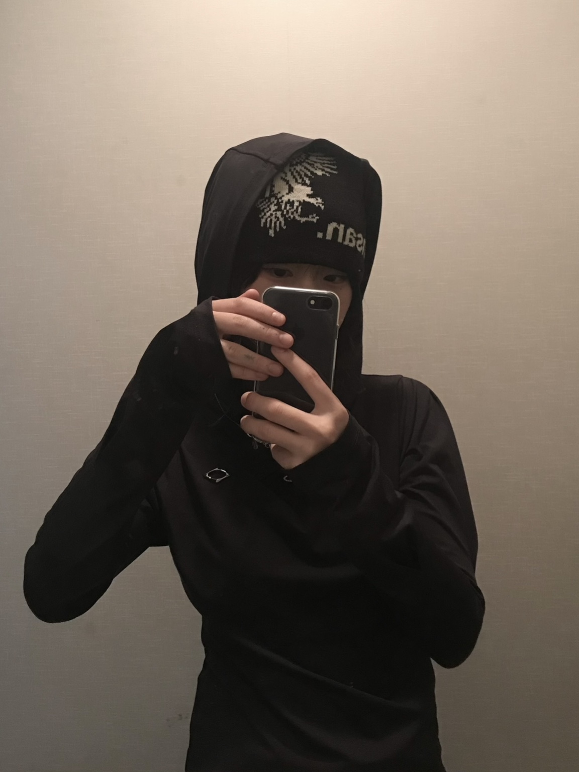 (W) Mischief Hooded Shirring Overlap Top Charcoal, (W) Tansanmagnesium Jacquard Vulture Beanie Black 착용 스타일 - 2