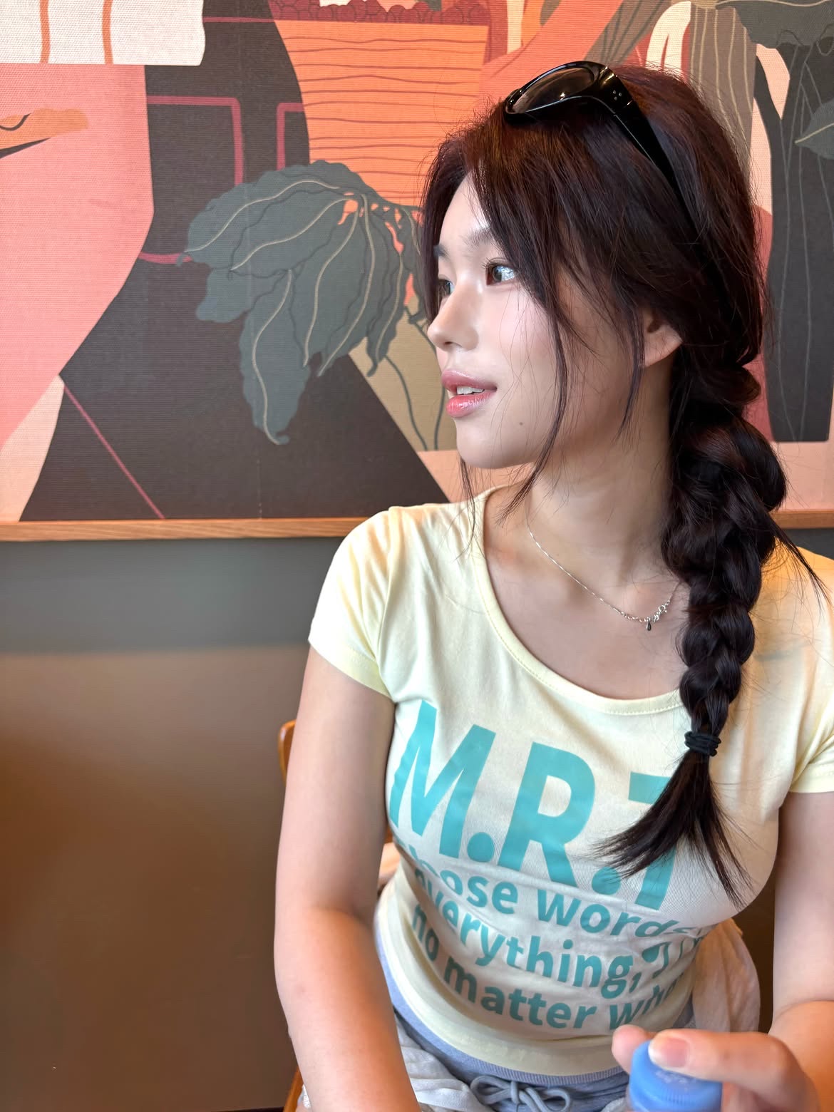 venhit MRT Vivid U-Neck Slim Fit Short Sleeve T-Shirt Yellow 착용 스타일 - 5