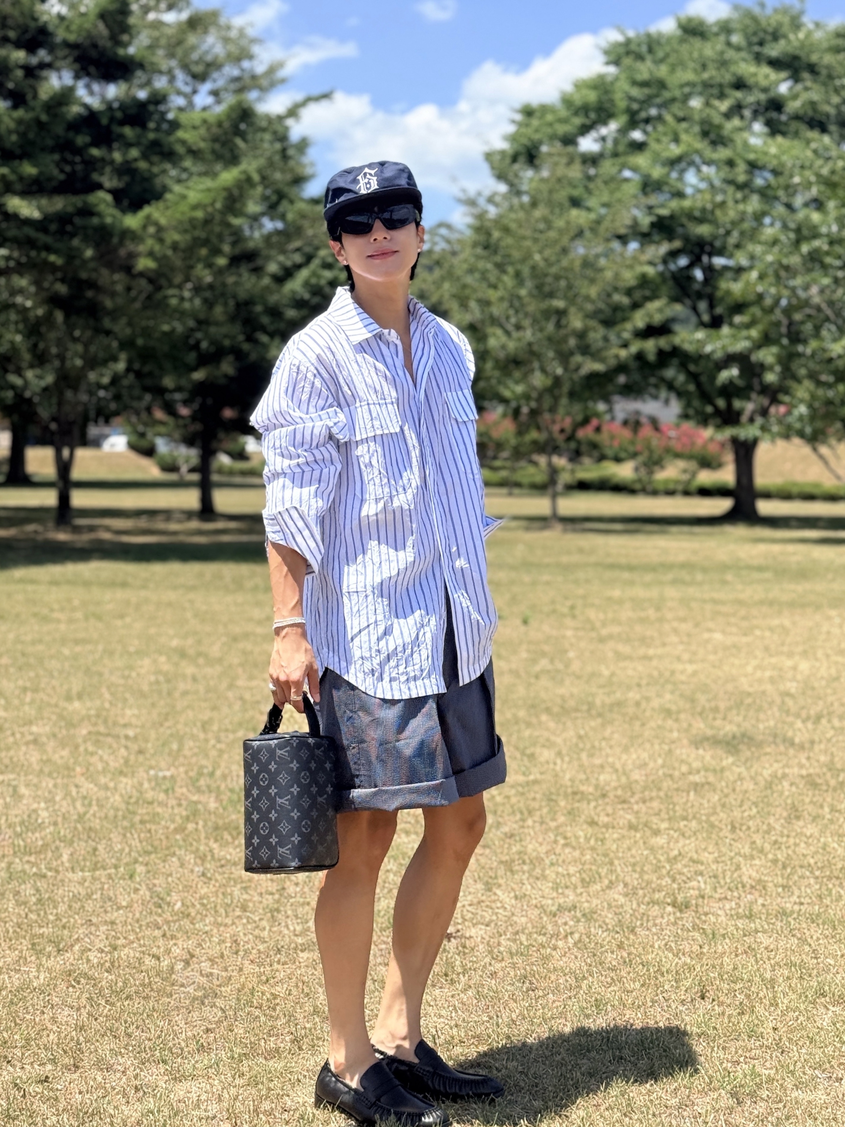 Louis Vuitton Locker Dopp Kit Monogram Eclipse, Prada Sunglasses with Triangle Logo Slate Gray Lenses 착용 스타일 - 3
