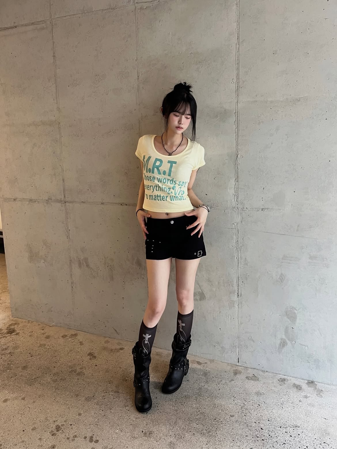 venhit MRT Vivid U-Neck Slim Fit Short Sleeve T-Shirt Yellow 착용 스타일 - 3