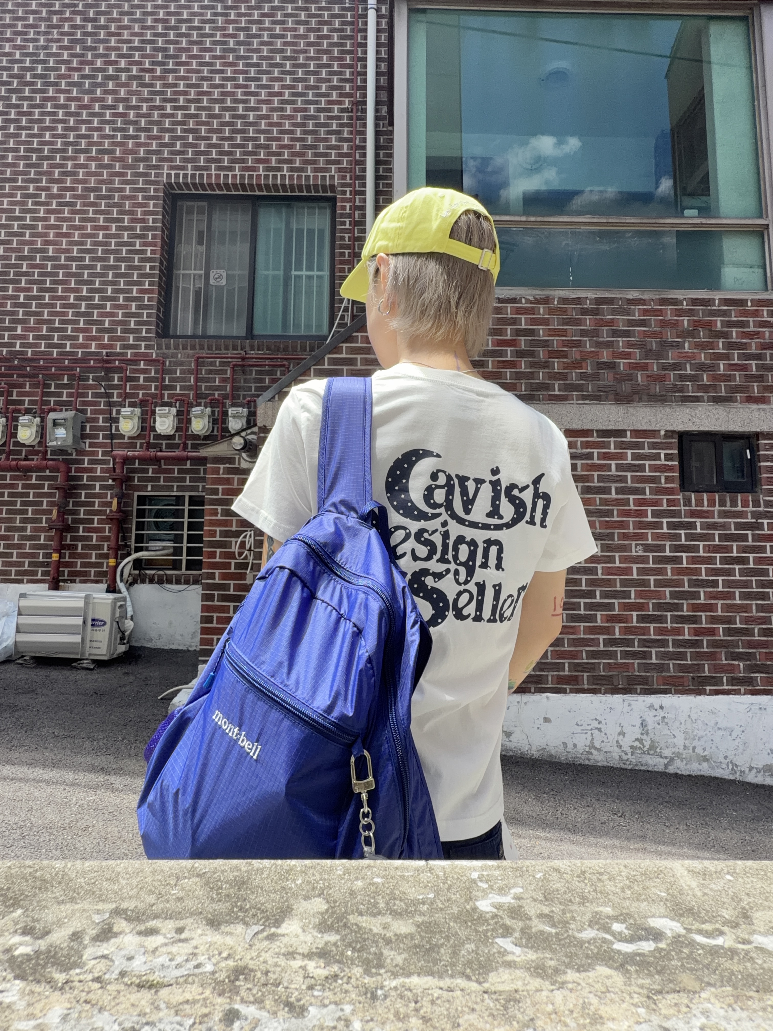 CAVISH W Star Seller Logo SS Tee White 착용 스타일 - 5
