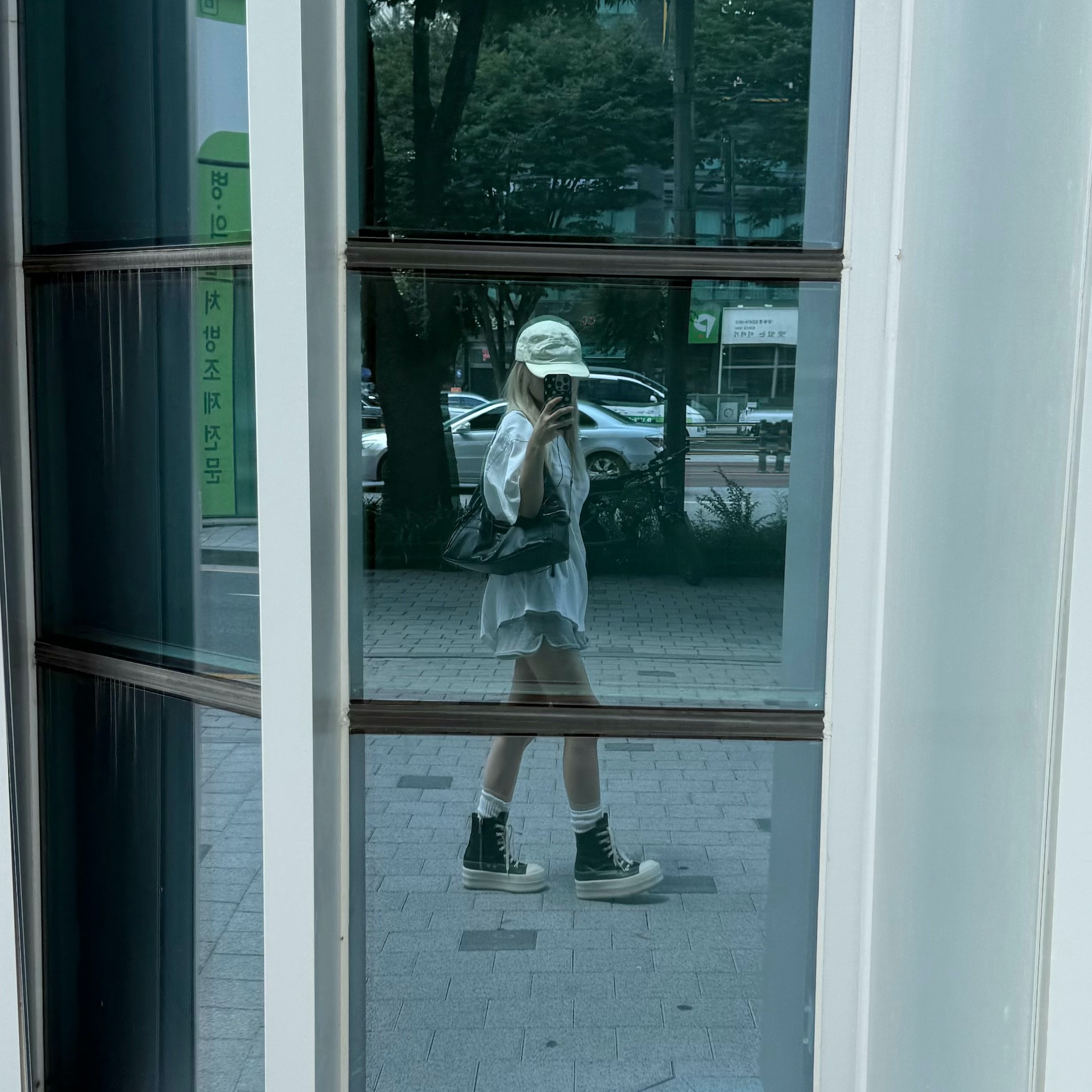 Farfromwhat Far Front Multi Logo T-Shirts White, Rick Owens Mega Bumper Sneakers Black Milk 착용 스타일