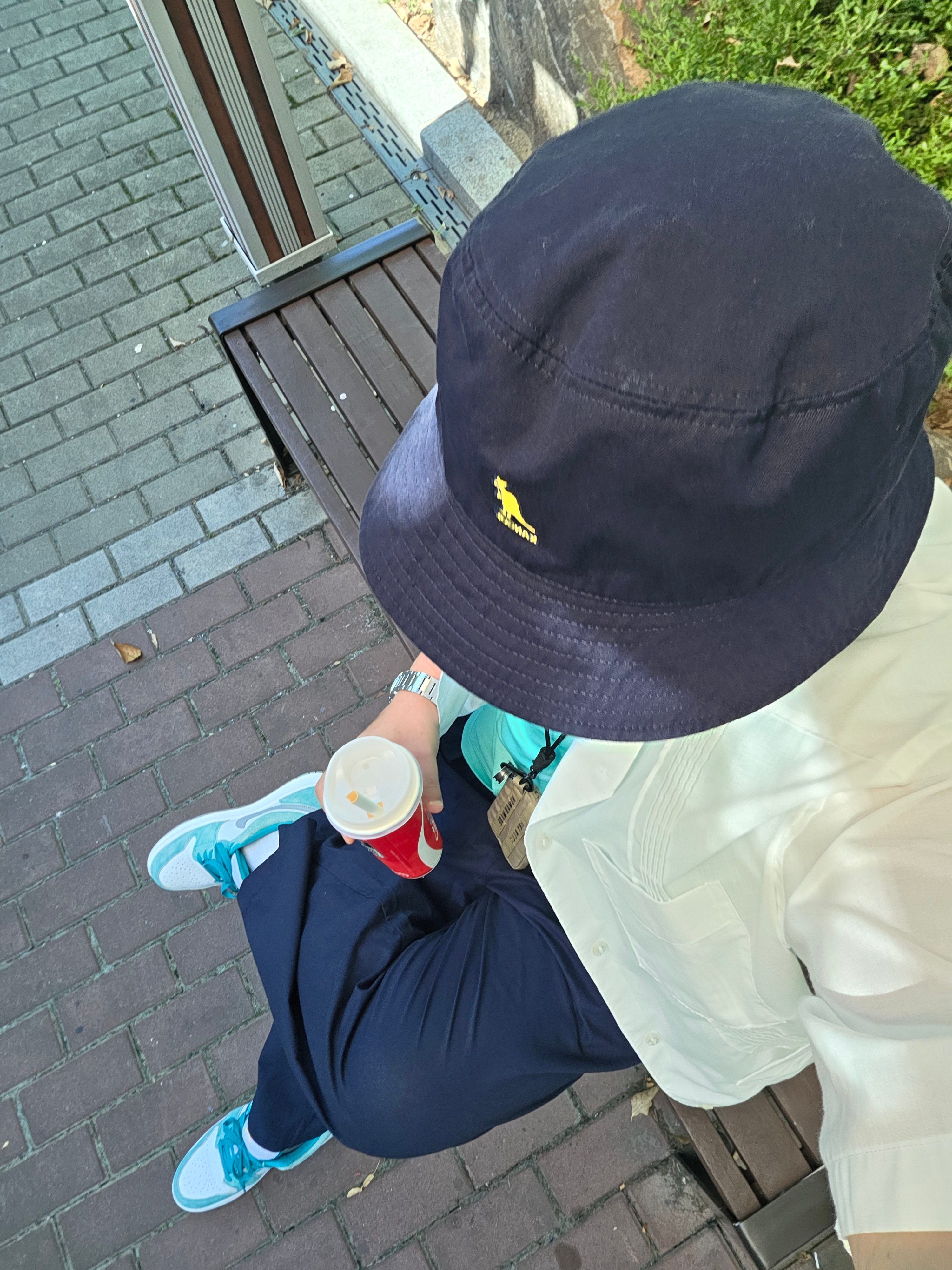 Kangol Washed Bucket Hat Navy, Jordan 1 Low SE New Emerald 착용 스타일 - 1