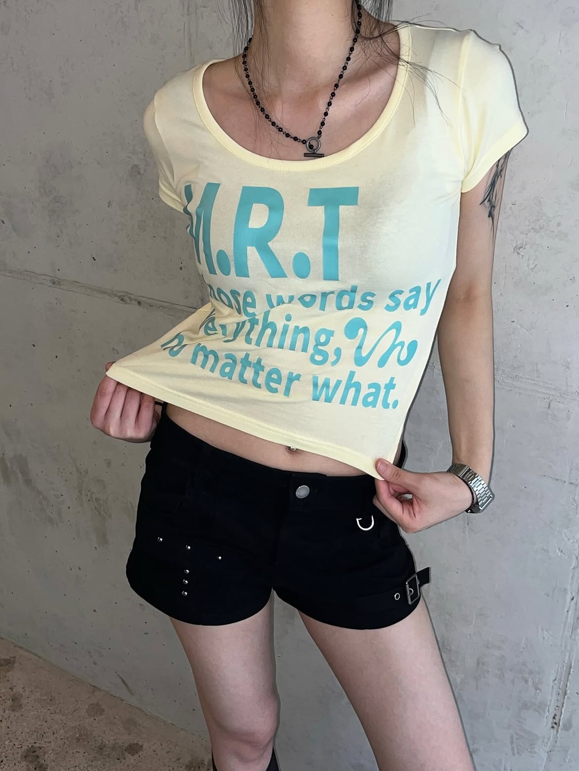 venhit MRT Vivid U-Neck Slim Fit Short Sleeve T-Shirt Yellow 착용 스타일 - 4