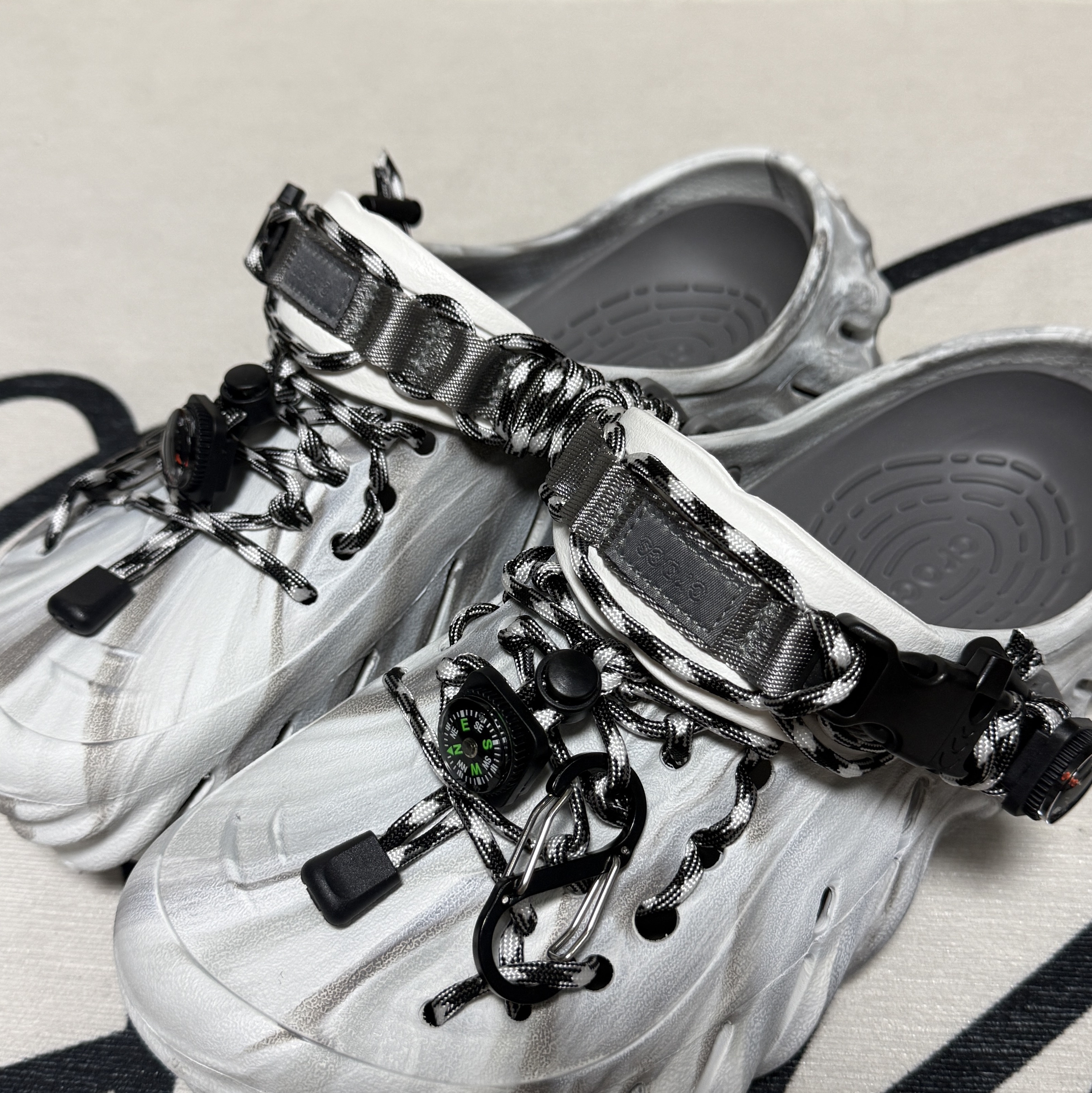 Crocs Echo Marbled Clog Moonlight Multi 착용 스타일