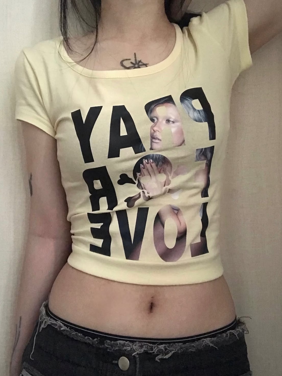 venhit Saintly Love U-Neck Slim Fit Short Sleeve T-Shirt Yellow 착용 스타일 - 4