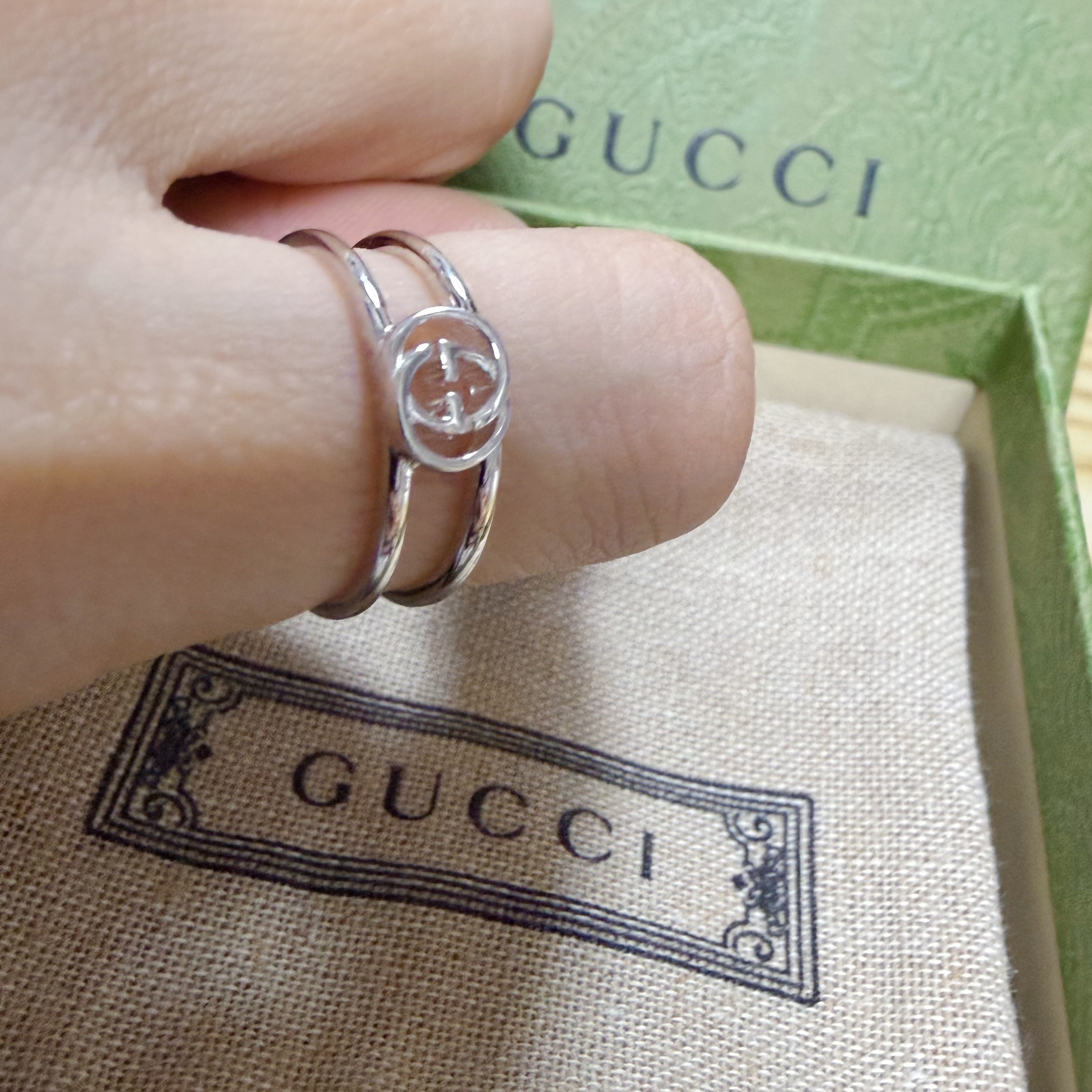 Gucci Interlocking G Thin Open Band Silver 착용 스타일
