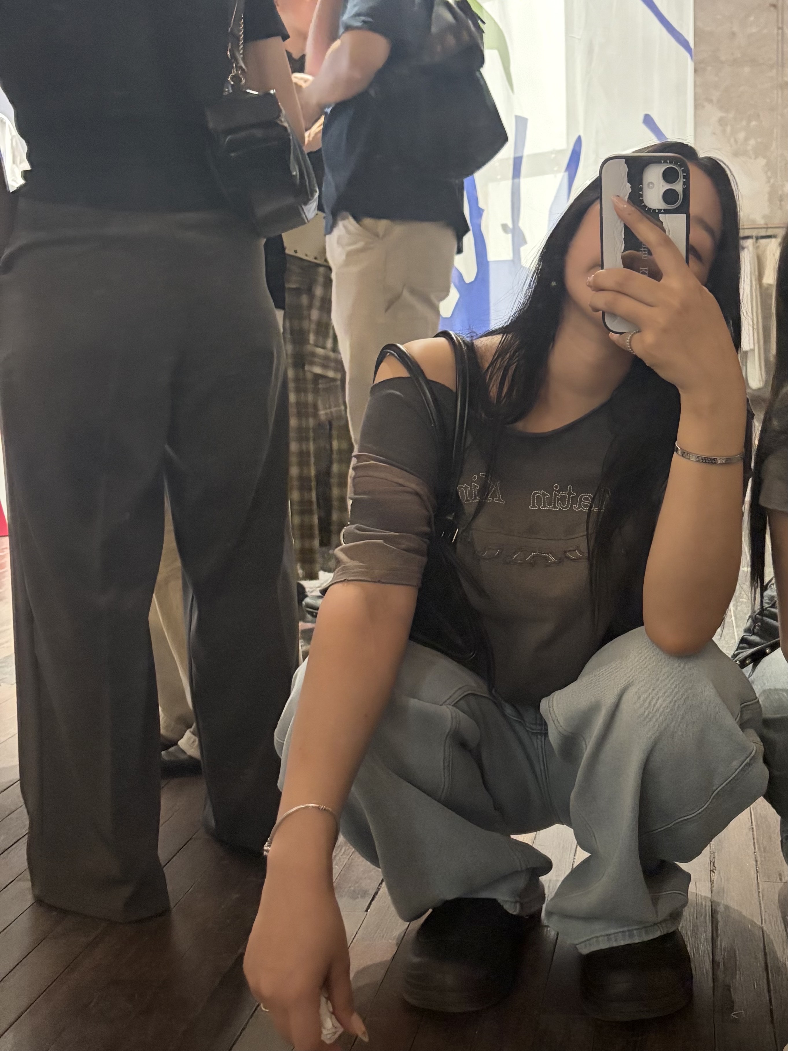 Castify x Matin Kim iPhone Paper Magsafe Compatible Mirror Case Silver Mirror Black Bumper, (W) Coach x Matin Kim Washed Oversized T-Shirt Charcoal 착용 스타일 - 2