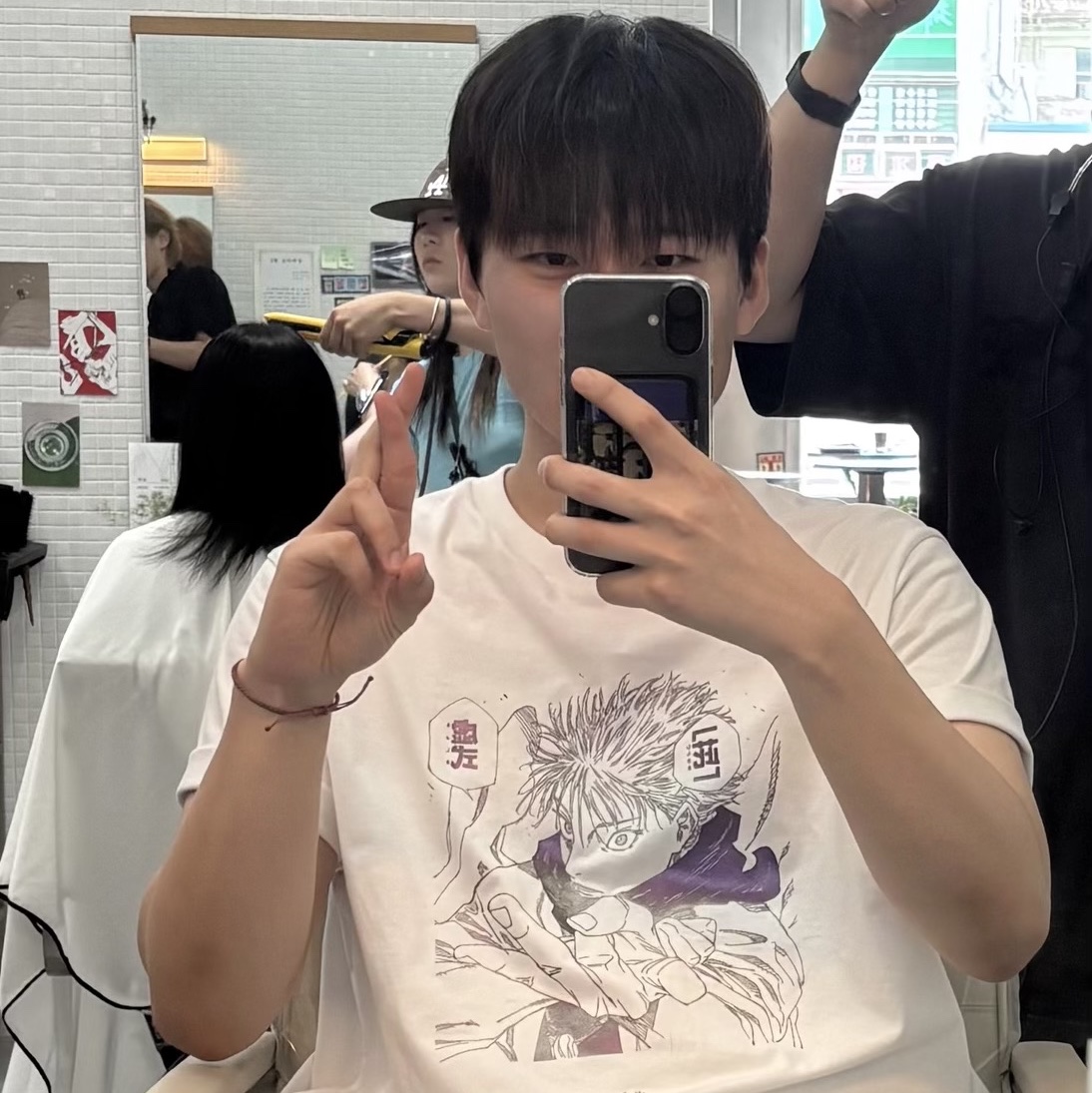 Uniqlo UT Shueisha 100th Anniversary Jujutsu Kaisen T-Shirt White 착용 스타일