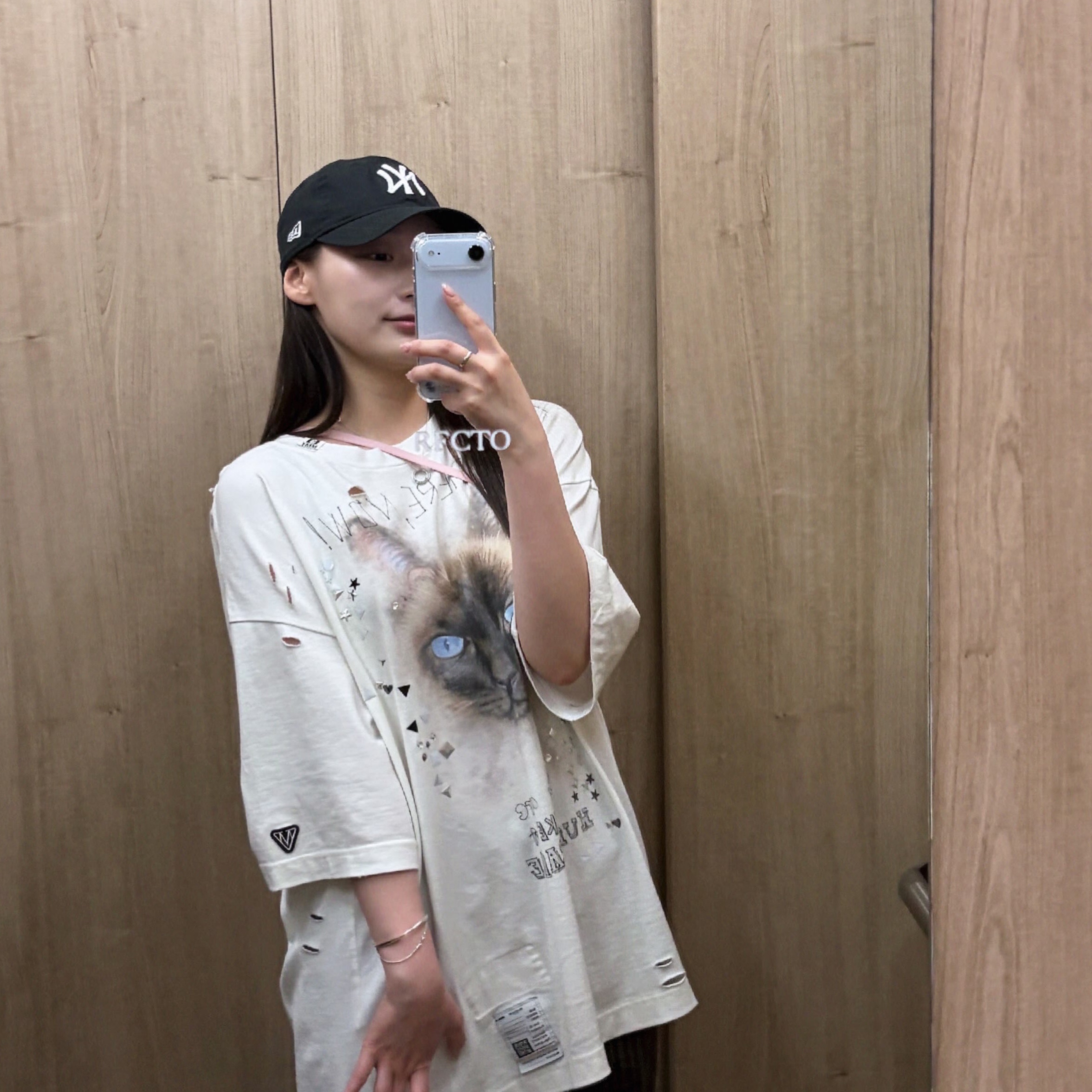 (W) Maison Mihara Yasuhiro Cat Printed Embellished Distressed T-Shirt White, New Era x MoMA New York Yankees Cap Black 착용 스타일