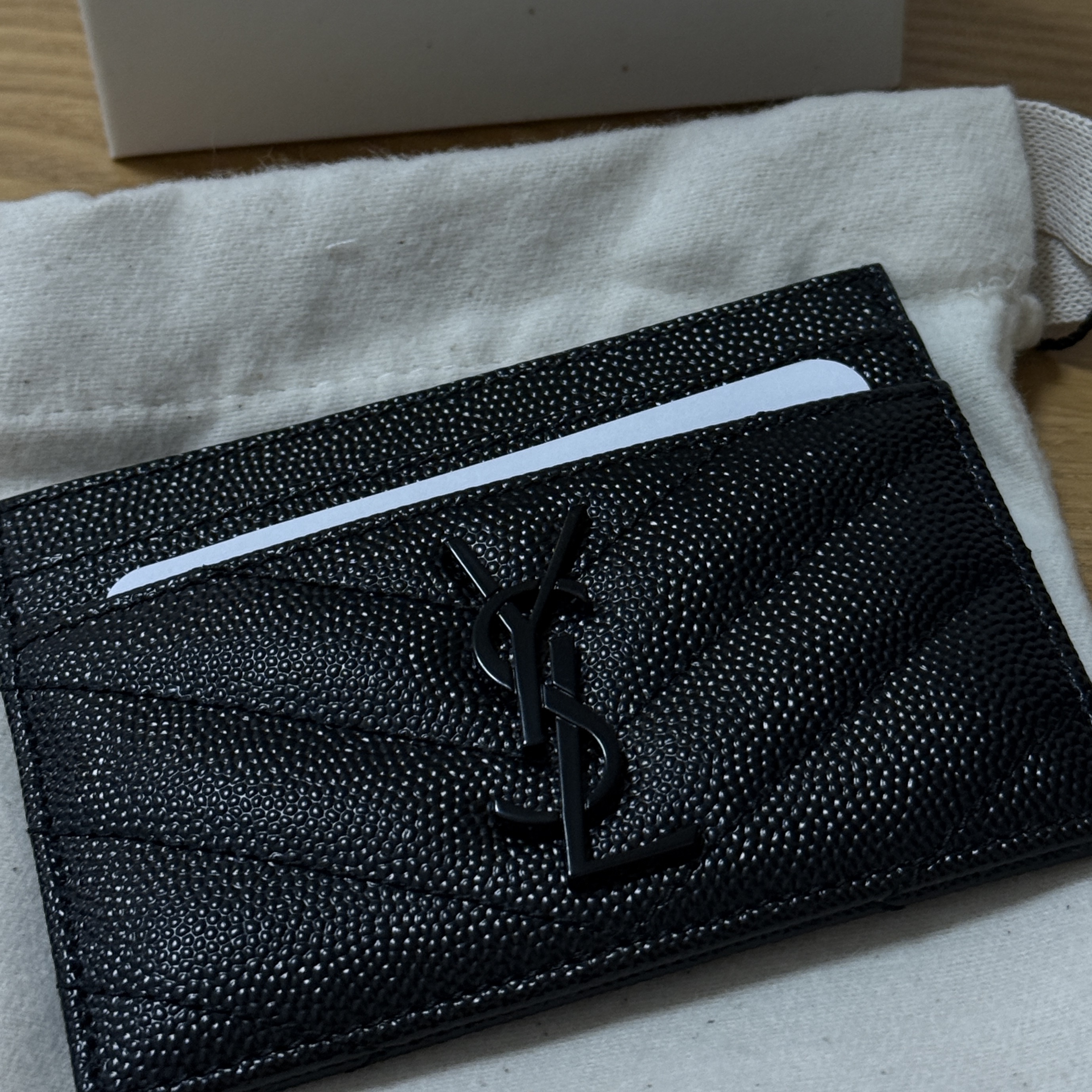 Saint Laurent Cassandre Matelasse Card Case in Grain De Poudre Embossed Leather Black 착용 스타일