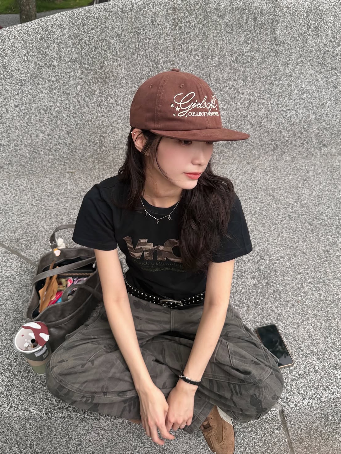 venhit Memories Flat Bill Cap Brown, venhit MRT Applique Washed Slim Fit Short Sleeve T-Shirt Black 착용 스타일 - 5