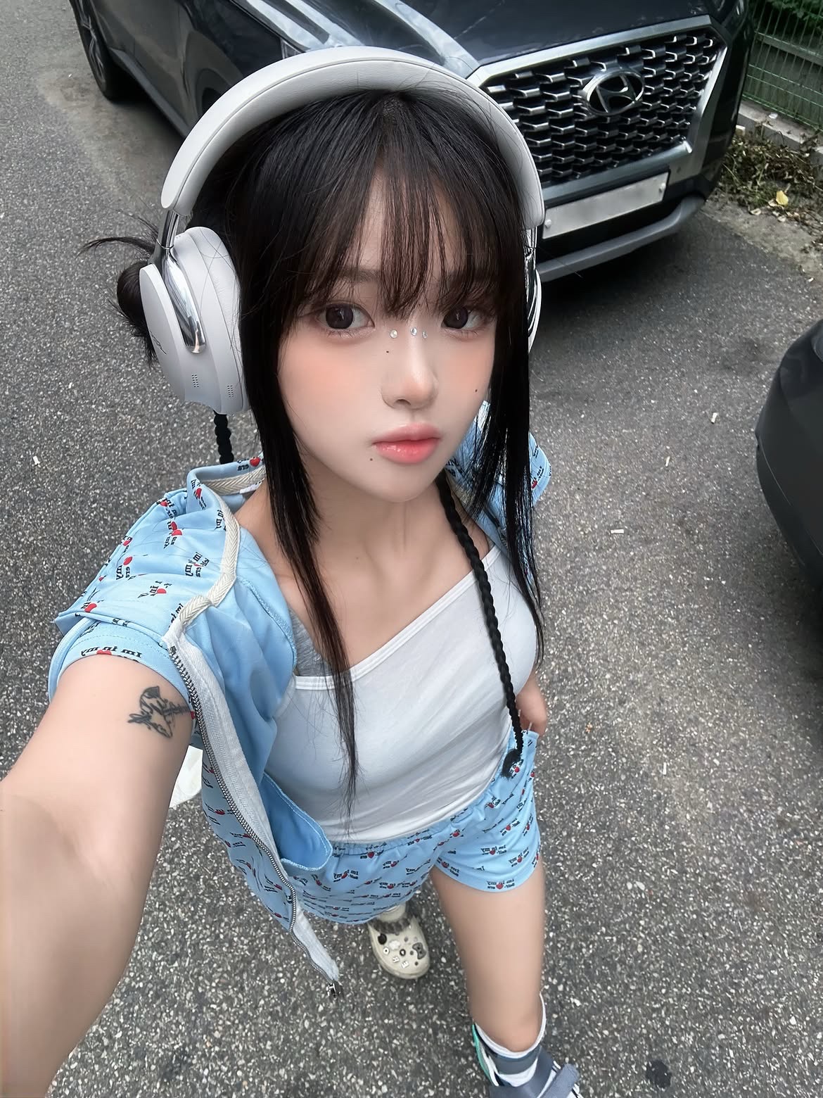 venhit Self Love Me Short Sleeved Hoodie Zip Up Blue, venhit Self Love Me Micro Pants Blue 착용 스타일 - 2